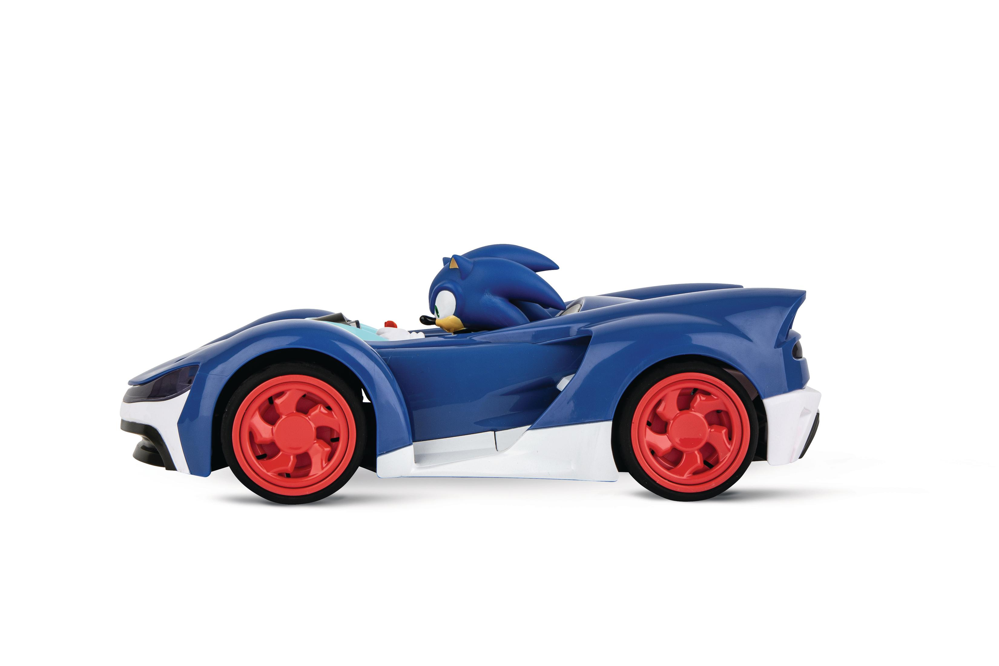 Une voiture jouet bleue avec Sonic le Hérisson comme conducteur. La voiture est bleue avec des roues rouges, sur fond blanc.