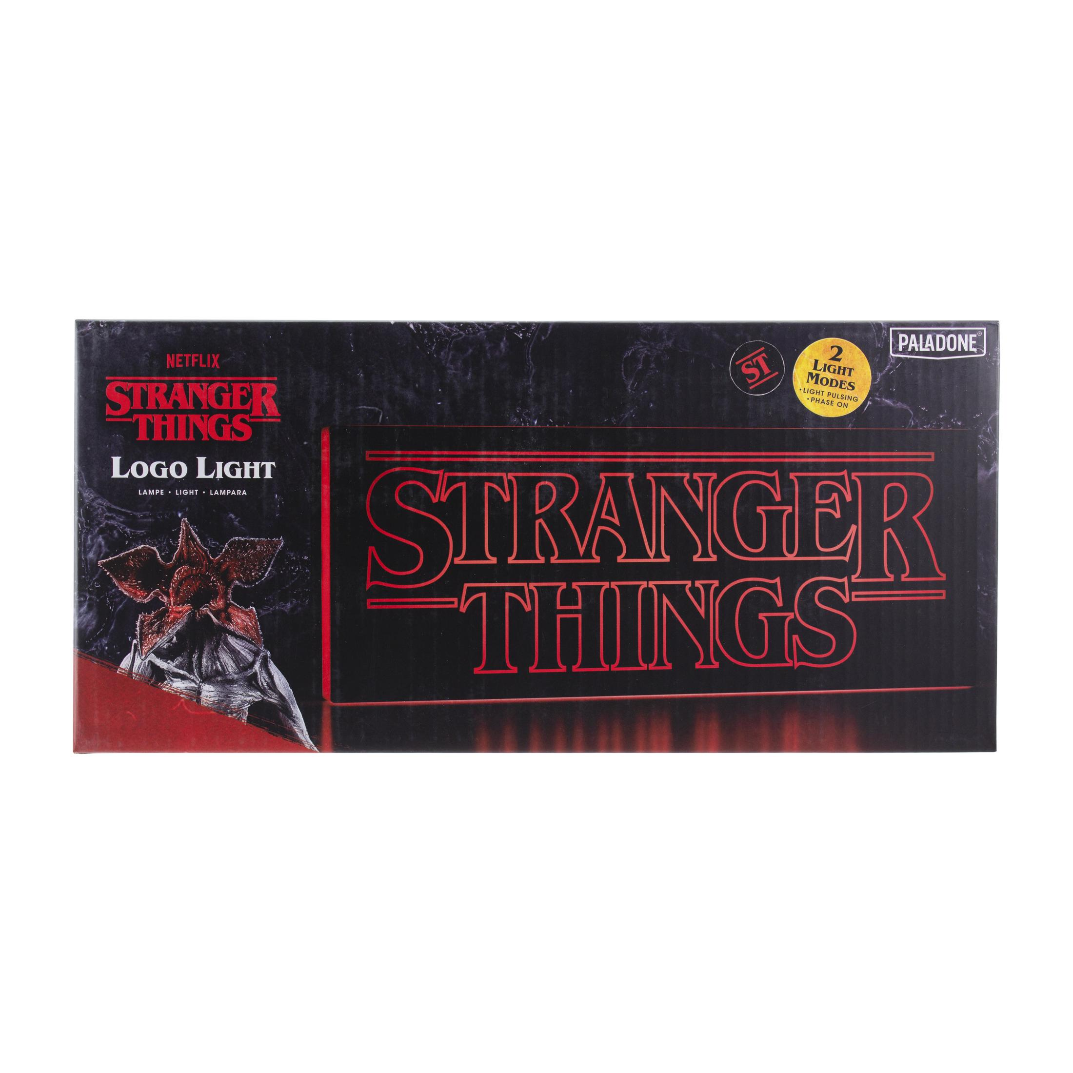 Stranger Things Logo Lightbox auf dunklem Hintergrund. Der Text 'Stranger Things' ist sichtbar.