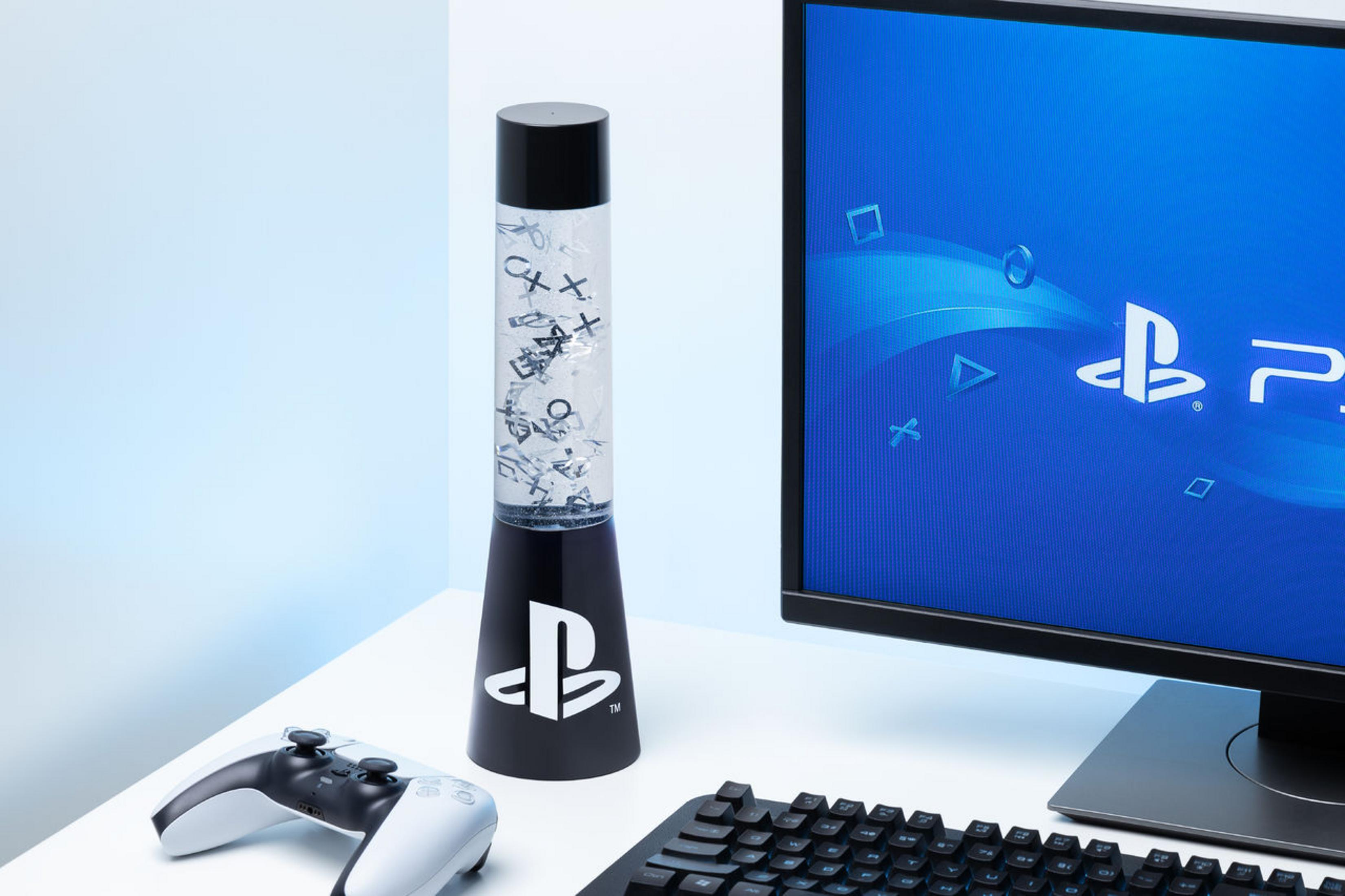 Schwarz-weiße Lampe mit Symbolen darauf, ein Monitor mit blauer Anzeige und eine Tastatur.