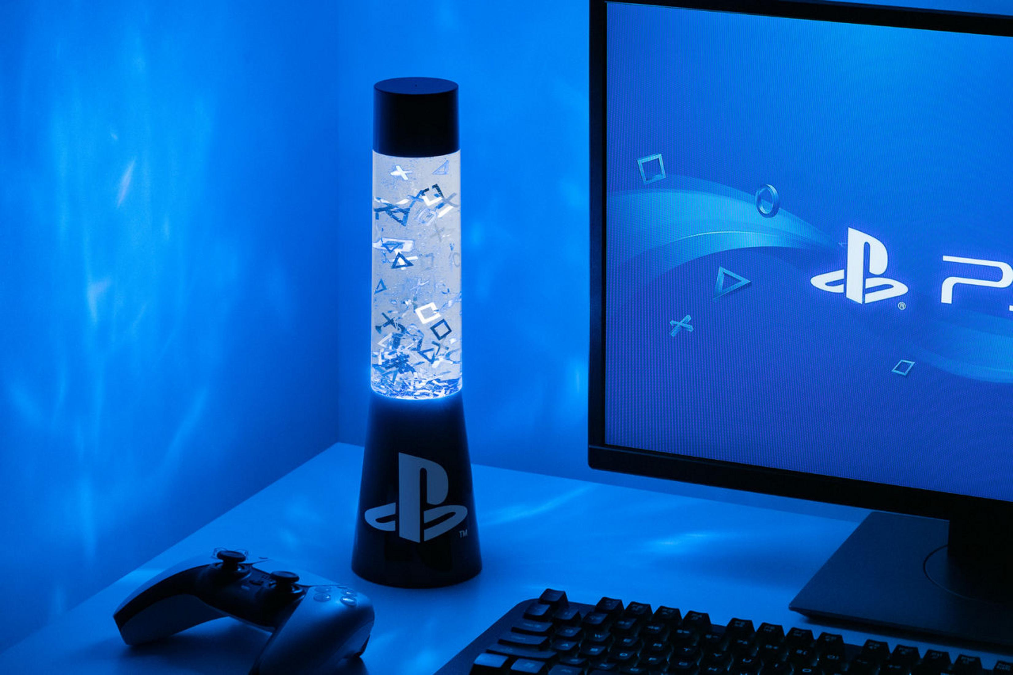 Eine PlayStation-Themen-Lavalampe und ein Computer-Setup mit PlayStation-Logo auf dem Bildschirm.