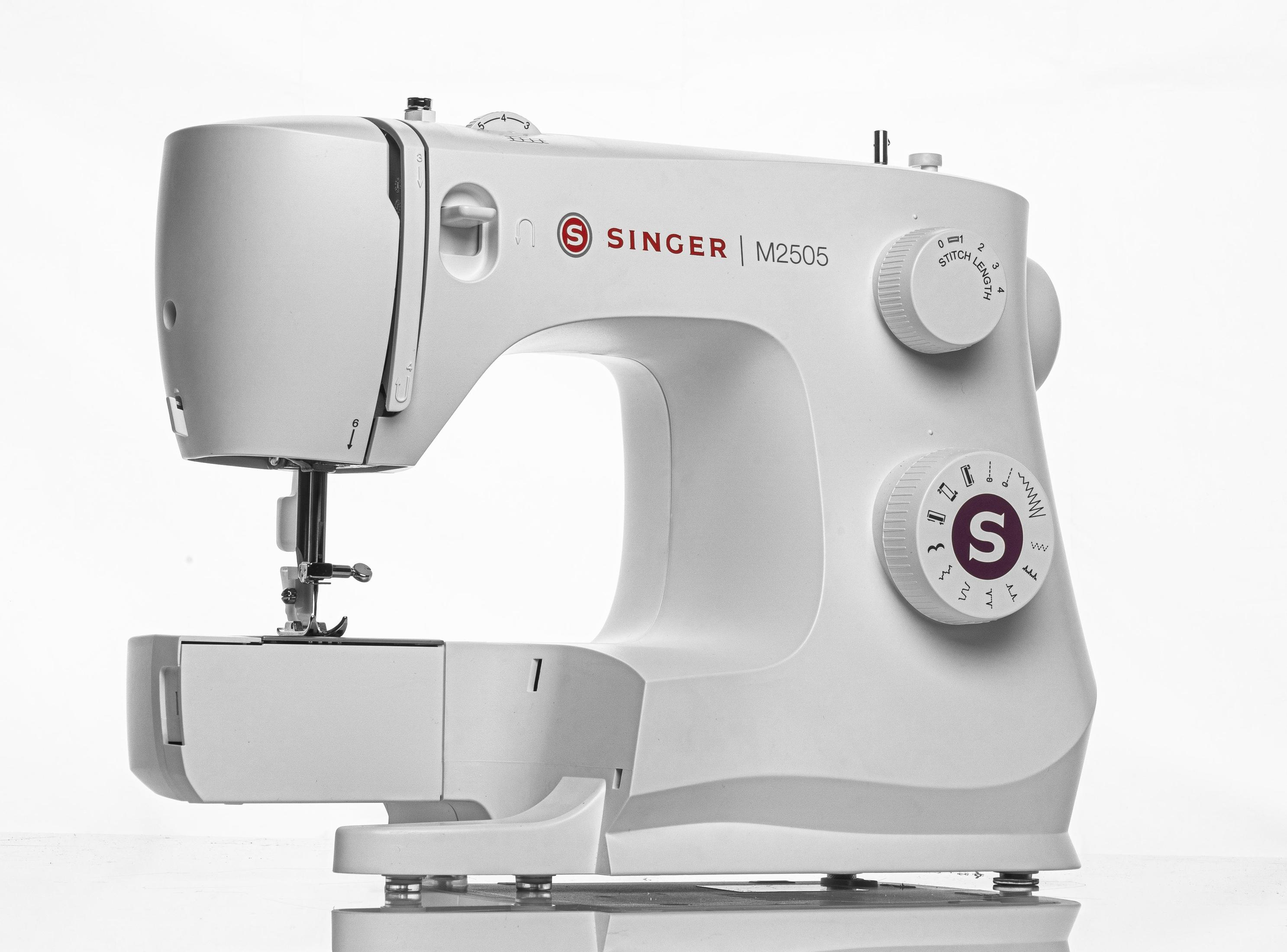 Máquina de coser Singer blanca, vista en ángulo. Fondo blanco.