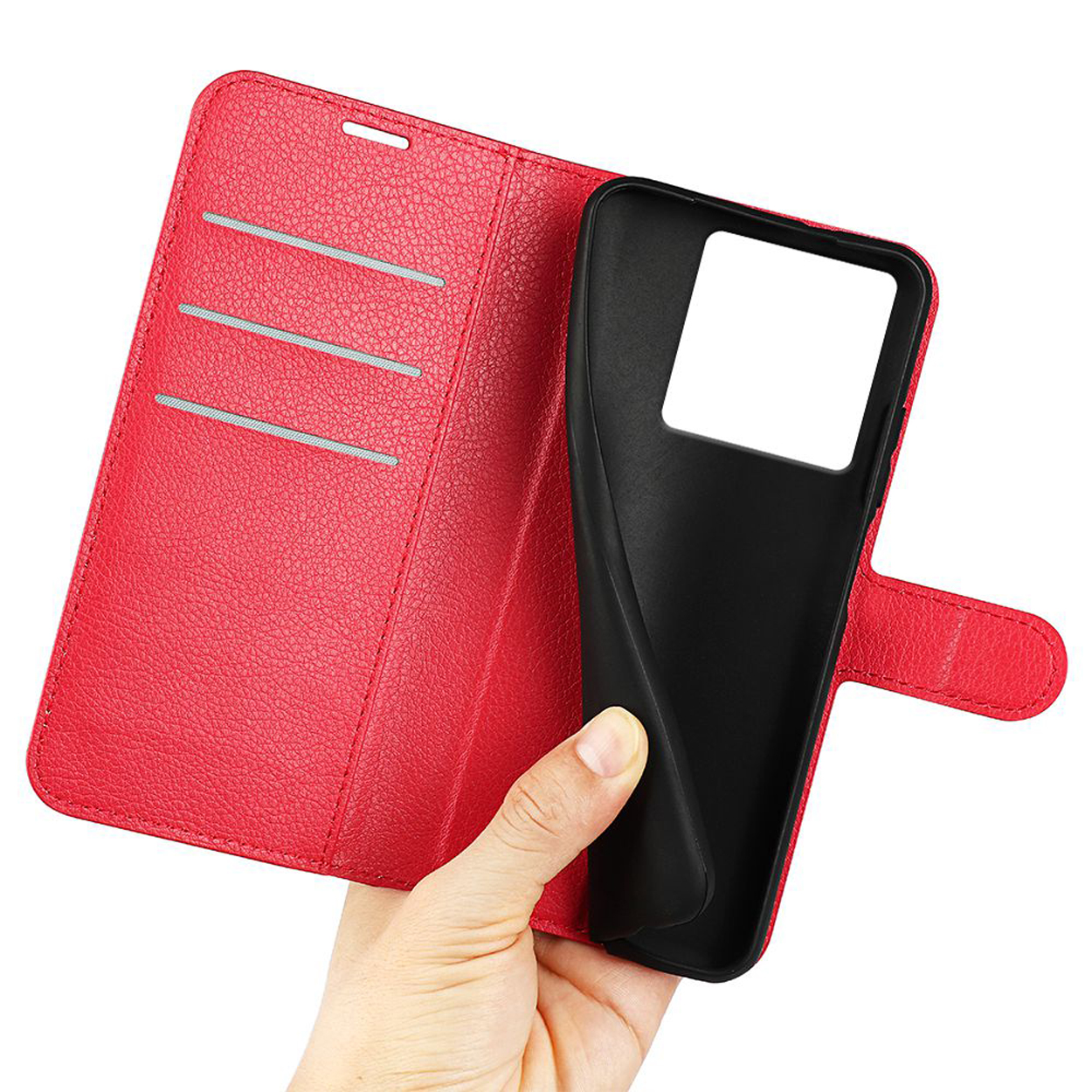 Rode leren telefoonhoes. Hand houdt de hoes open. Binnenkant zwart.
