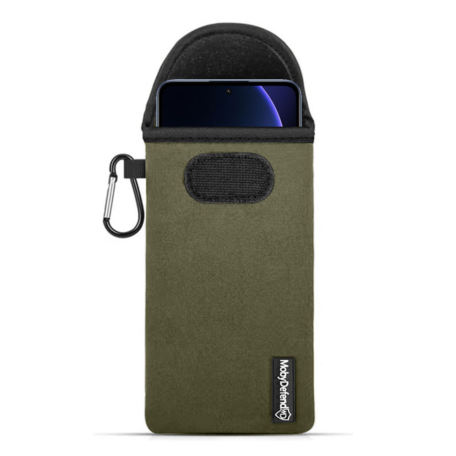 Een olijfgroene telefoonhoes met zwarte rand en een karabijnhaak. Een telefoon zit in de hoes.