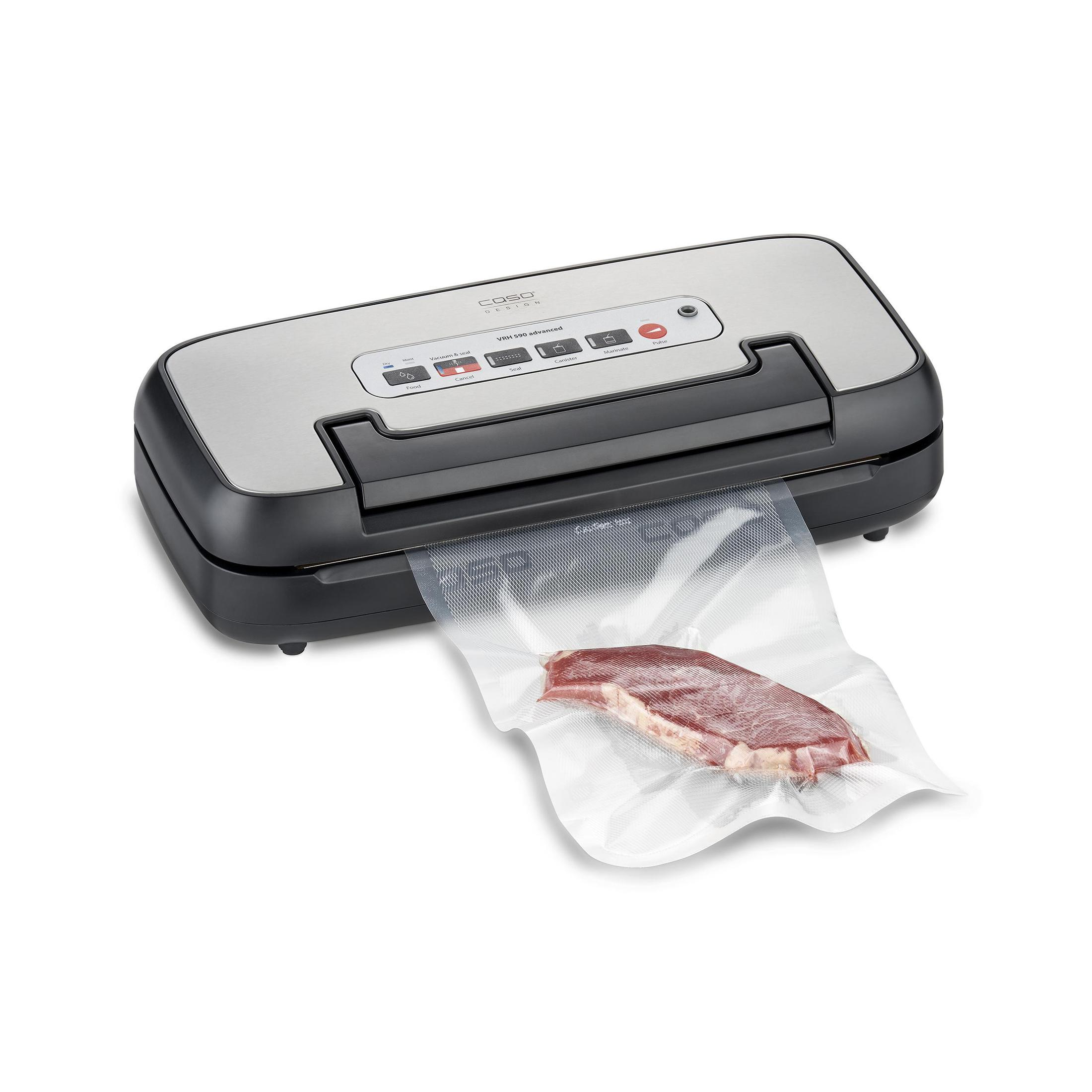 Schwarz-silberner Vakuumierer mit einem versiegelten Beutel mit Fleisch. Weißer Hintergrund.
