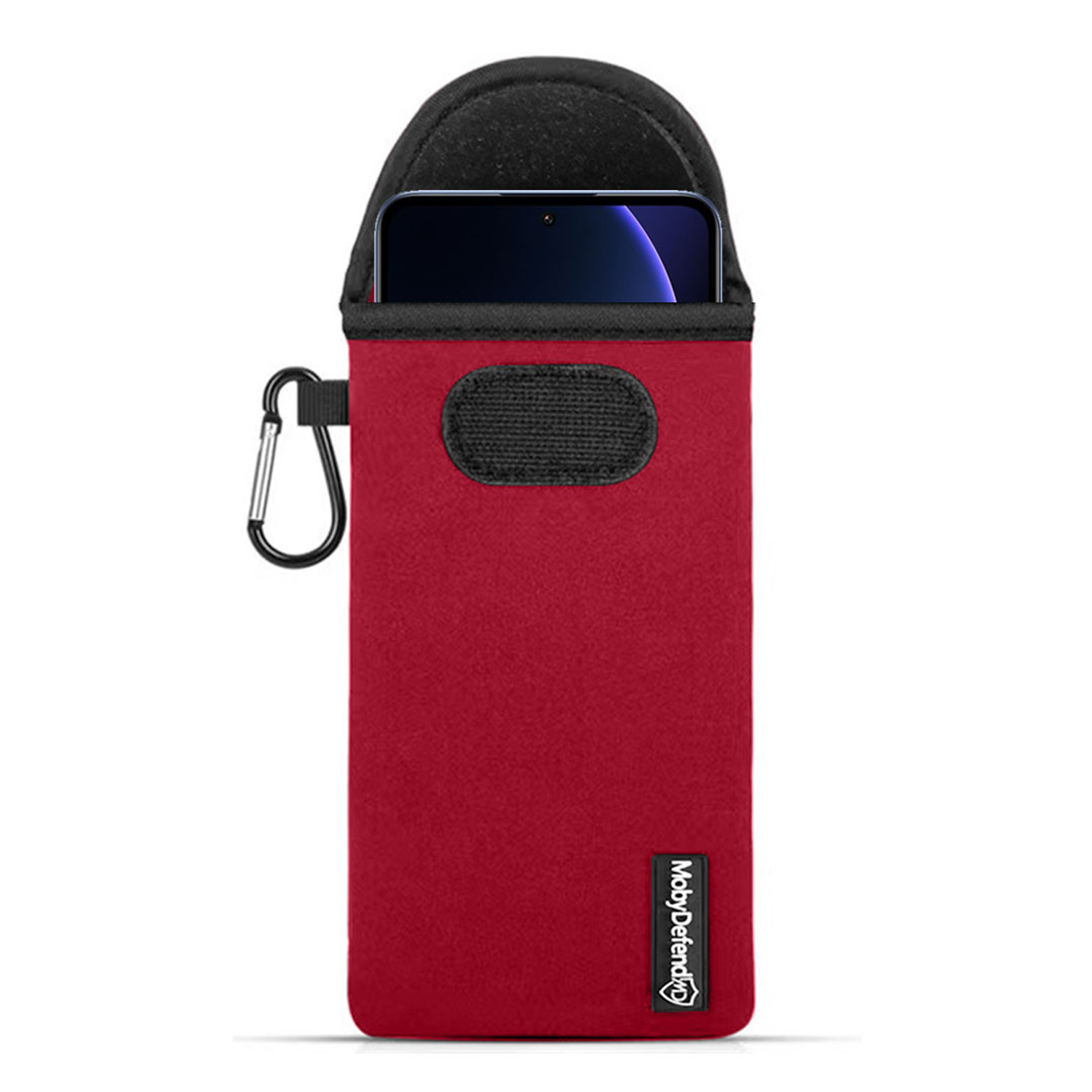 Rode telefoonhoes met een zwarte bovenkant en een zilveren karabijnhaak. Een telefoon is zichtbaar in de hoes.