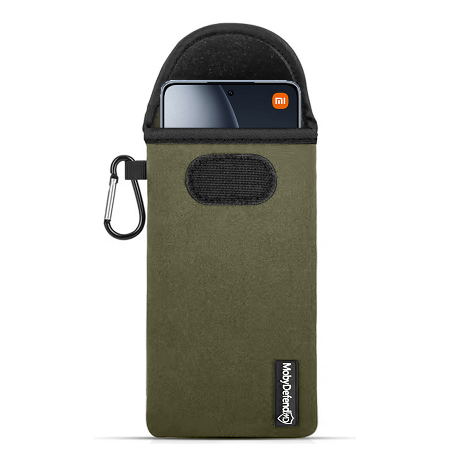 Olijfgroene telefoontas met karabijnhaak. Telefoon met oranje Mi-logo zichtbaar.