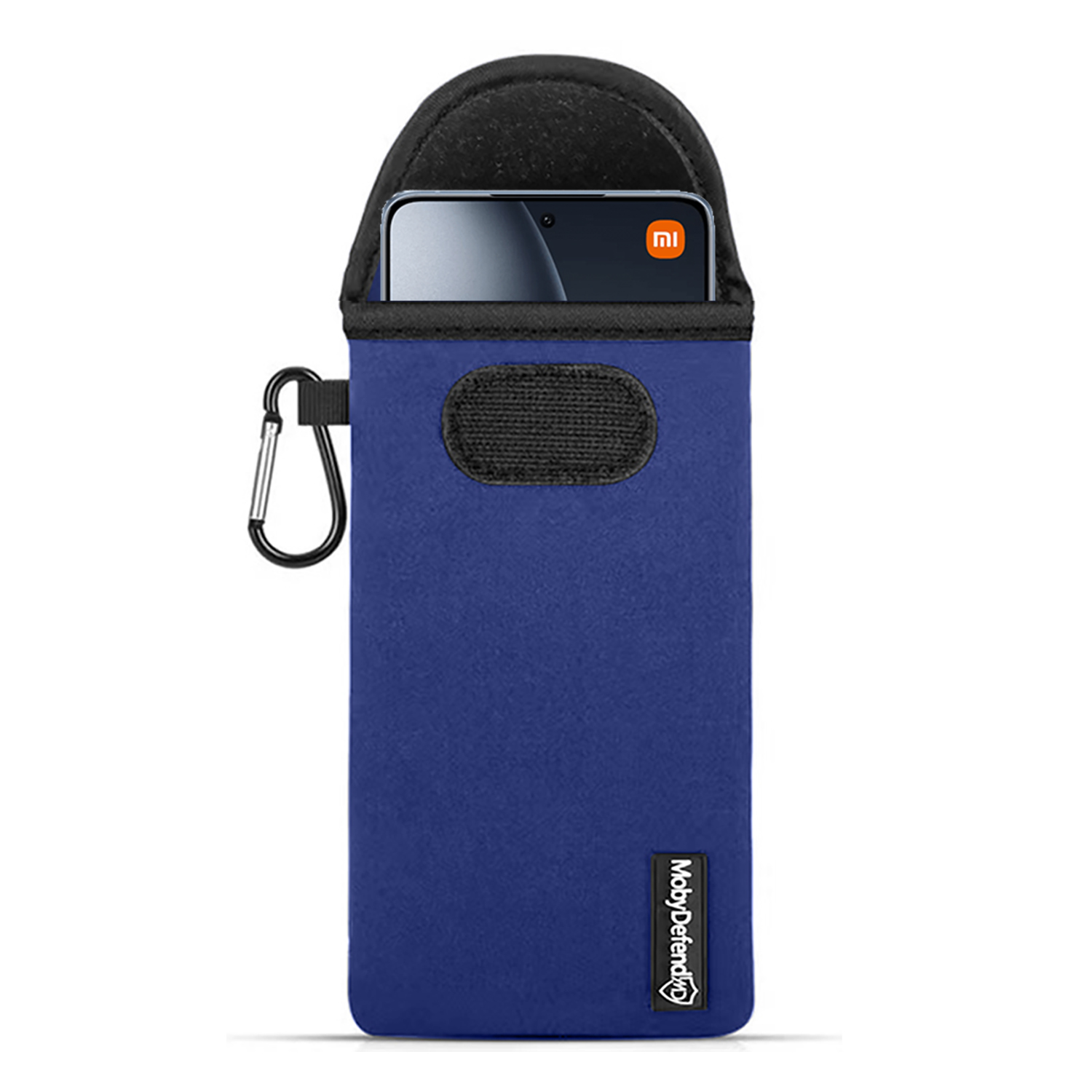Blauwe telefoontas met karabijnhaak. Telefoon met oranje Mi-logo zichtbaar.