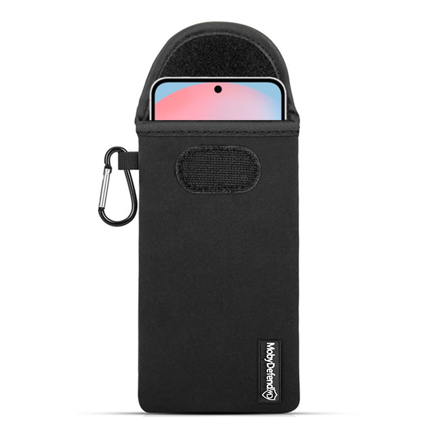 Zwarte telefoonsleeve met een zwarte haak en tekst. Een telefoon is in de sleeve geplaatst.