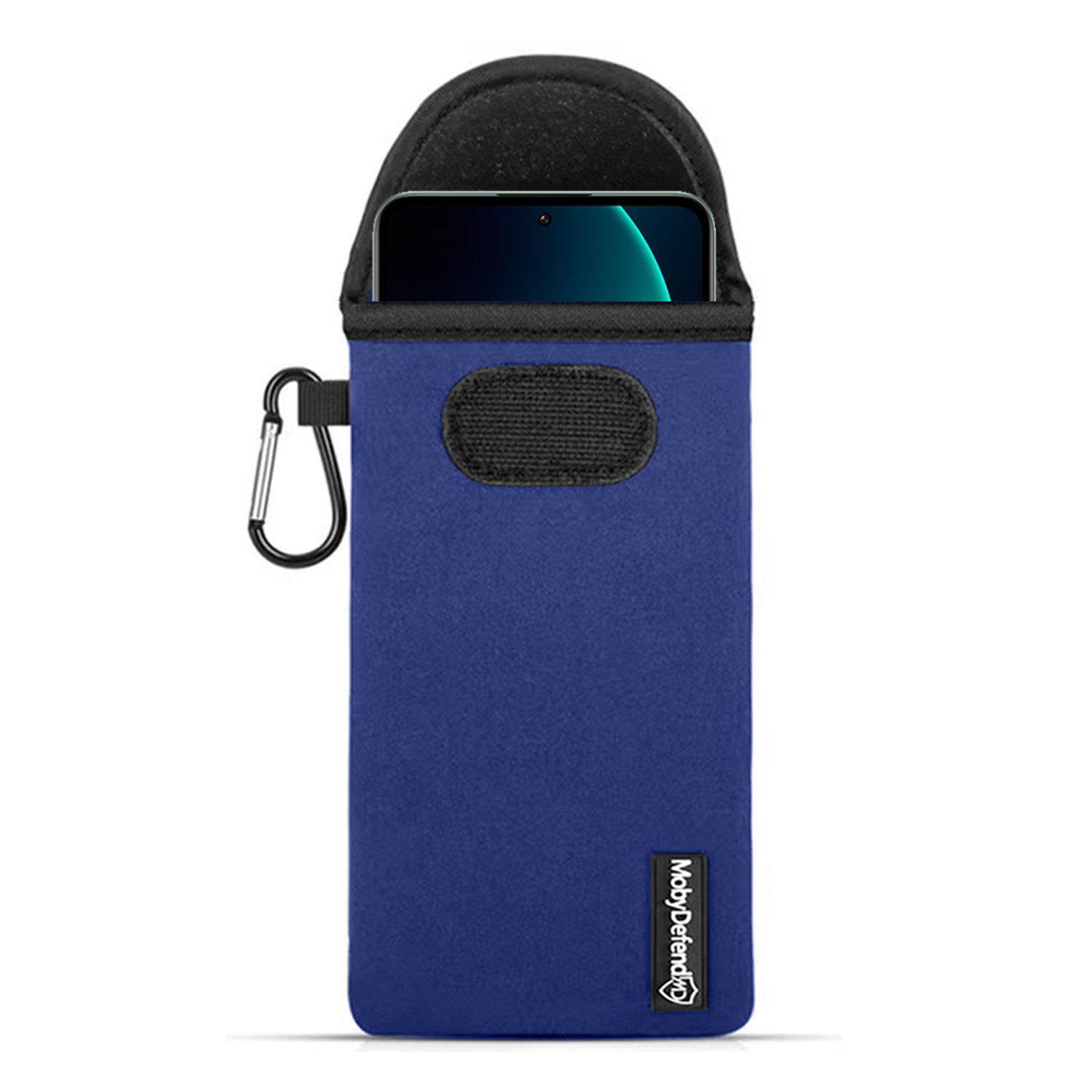 Housse de téléphone bleue avec un téléphone à l'intérieur. La housse a un mousqueton argenté.