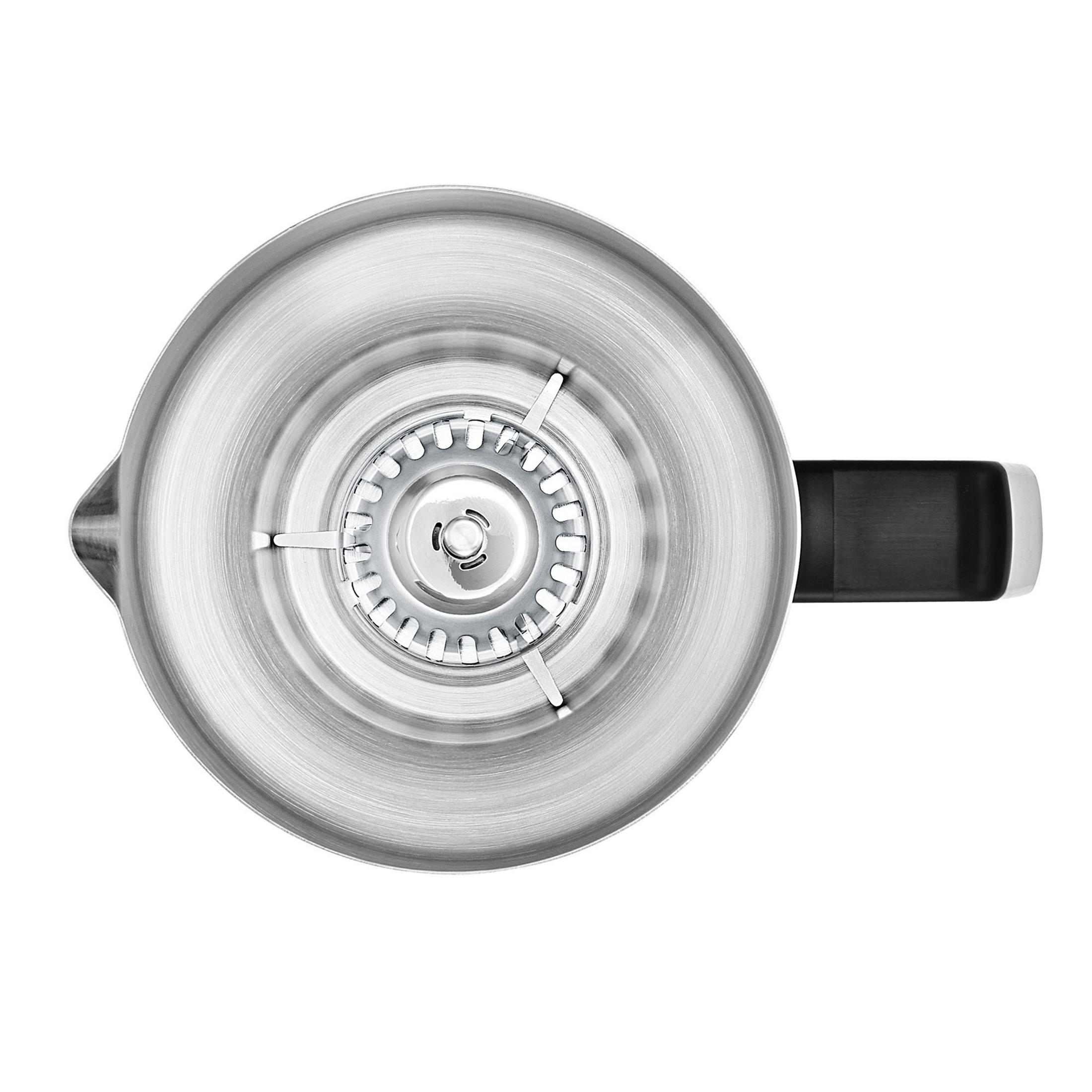 Widok z góry na wnętrze ekspresu do kawy ze stali nierdzewnej z czarnym uchwytem.