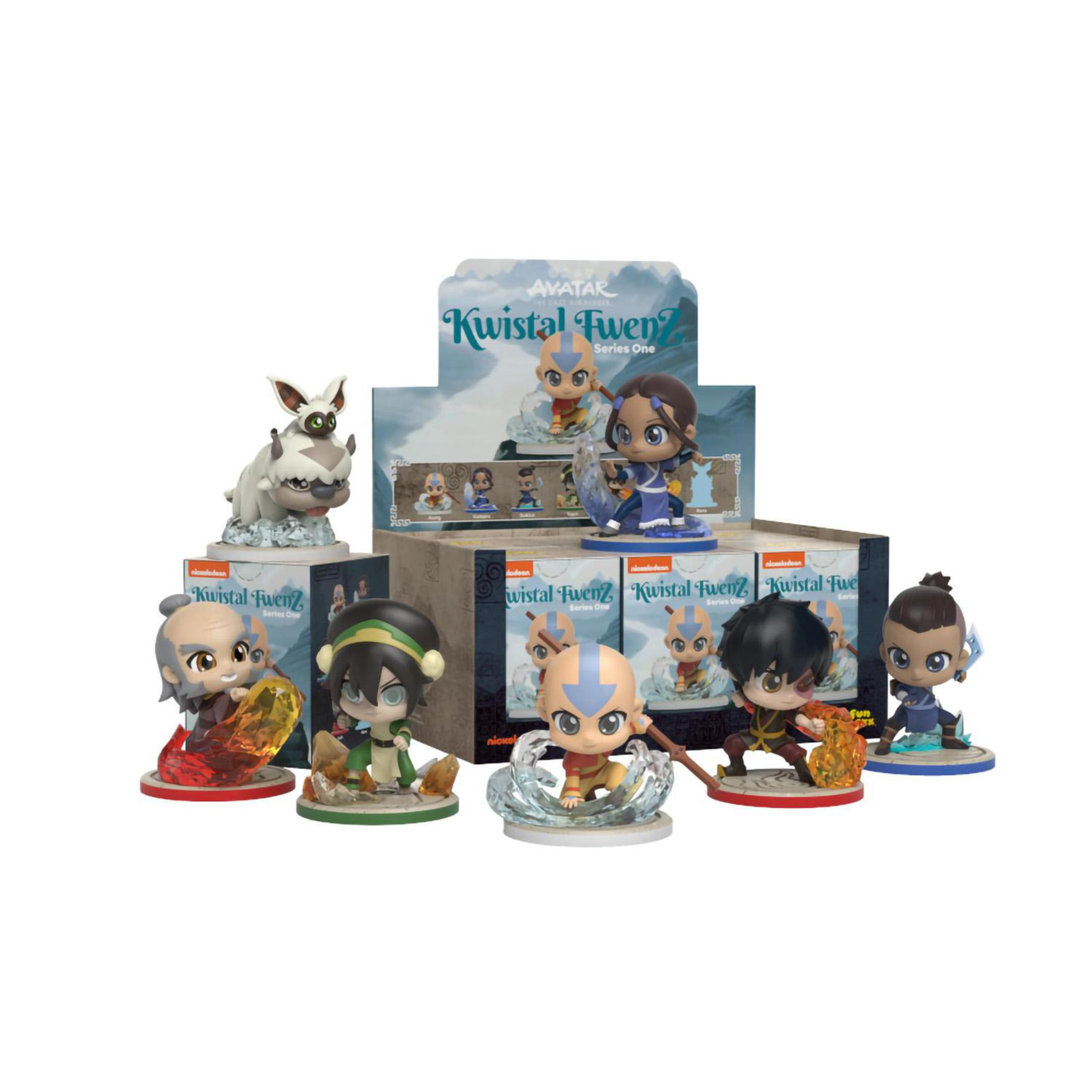 Avatar Kwistal FwenZ Figuren in einer Displaybox. Charaktere sind Aang, Katara und andere.