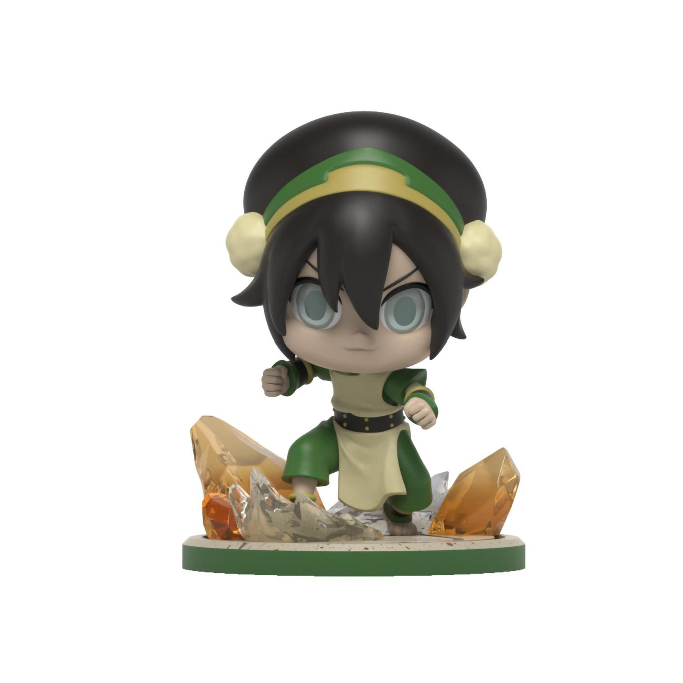 Chibi-Toph-Figur steht auf einer Felsbasis und trägt grüne und braune Kleidung.