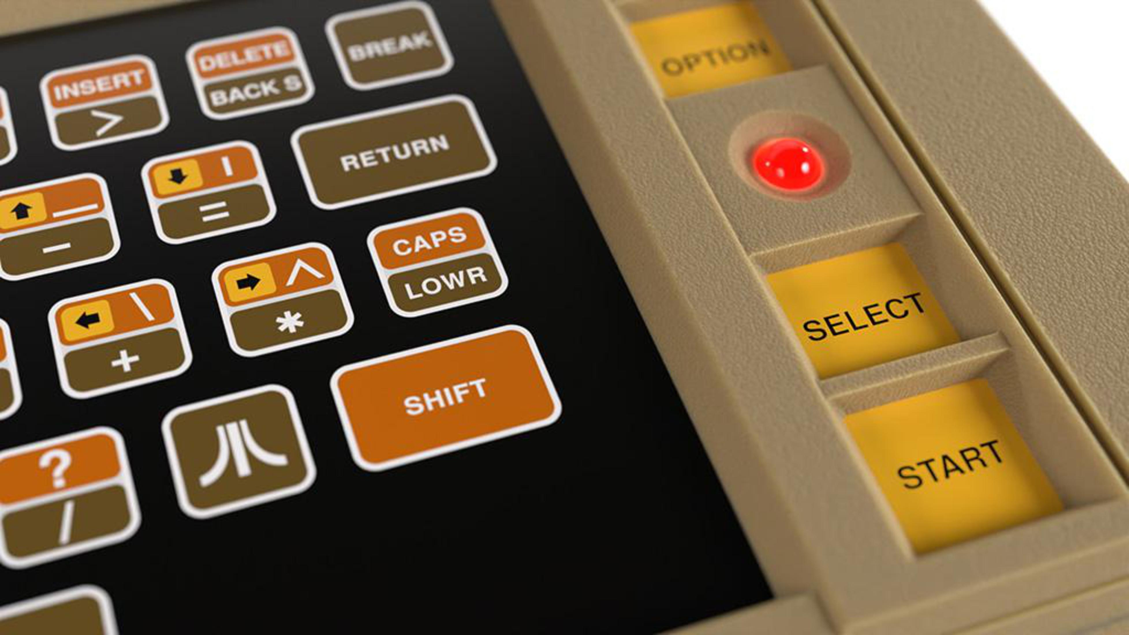 Zbliżenie starej klawiatury komputera. Klawisze są beżowe z czarnym tekstem, a niektóre brązowe.