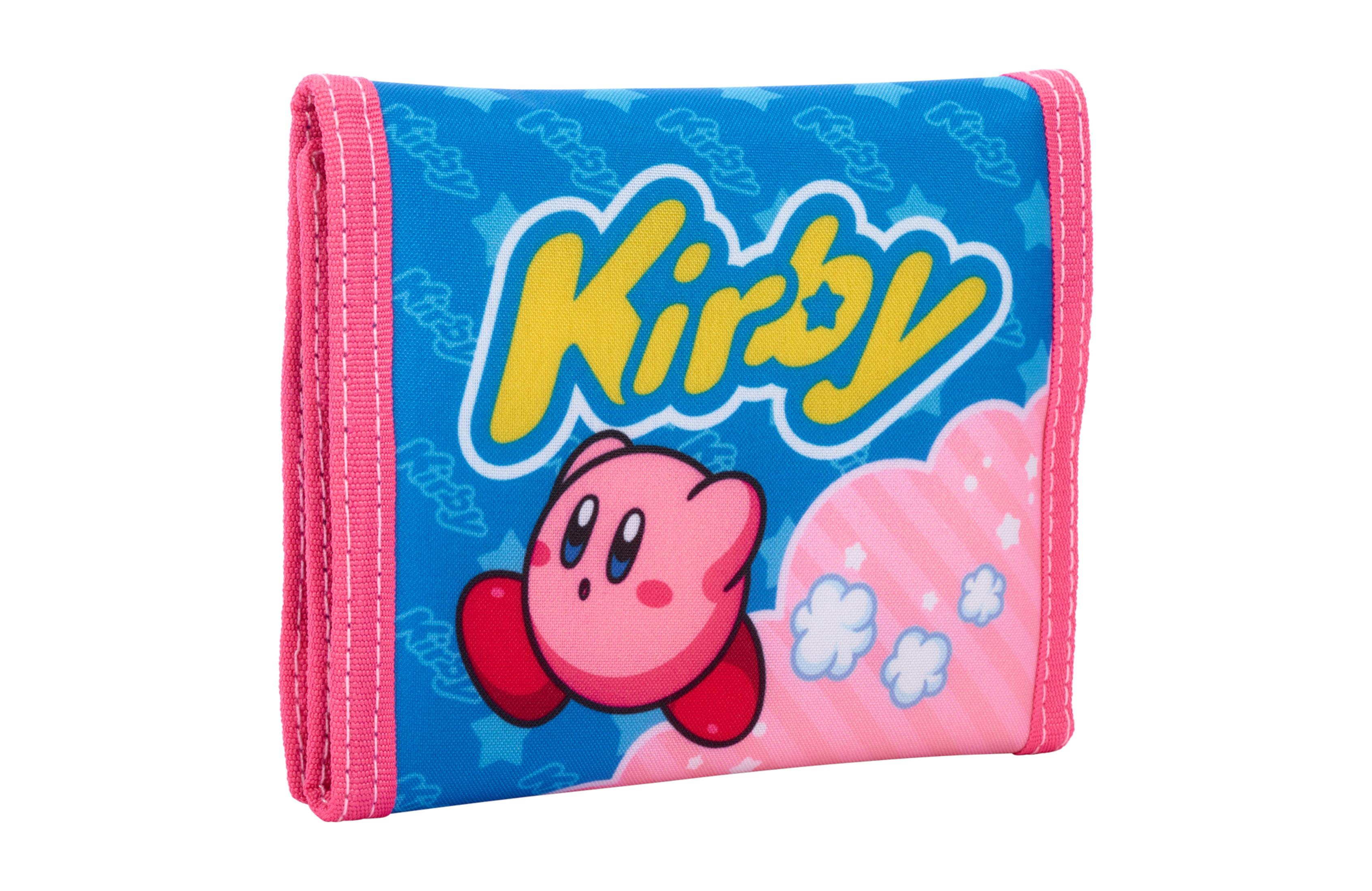 Niebieski portfel Kirby z postacią Kirby z przodu i różowym wykończeniem. Białe tło.