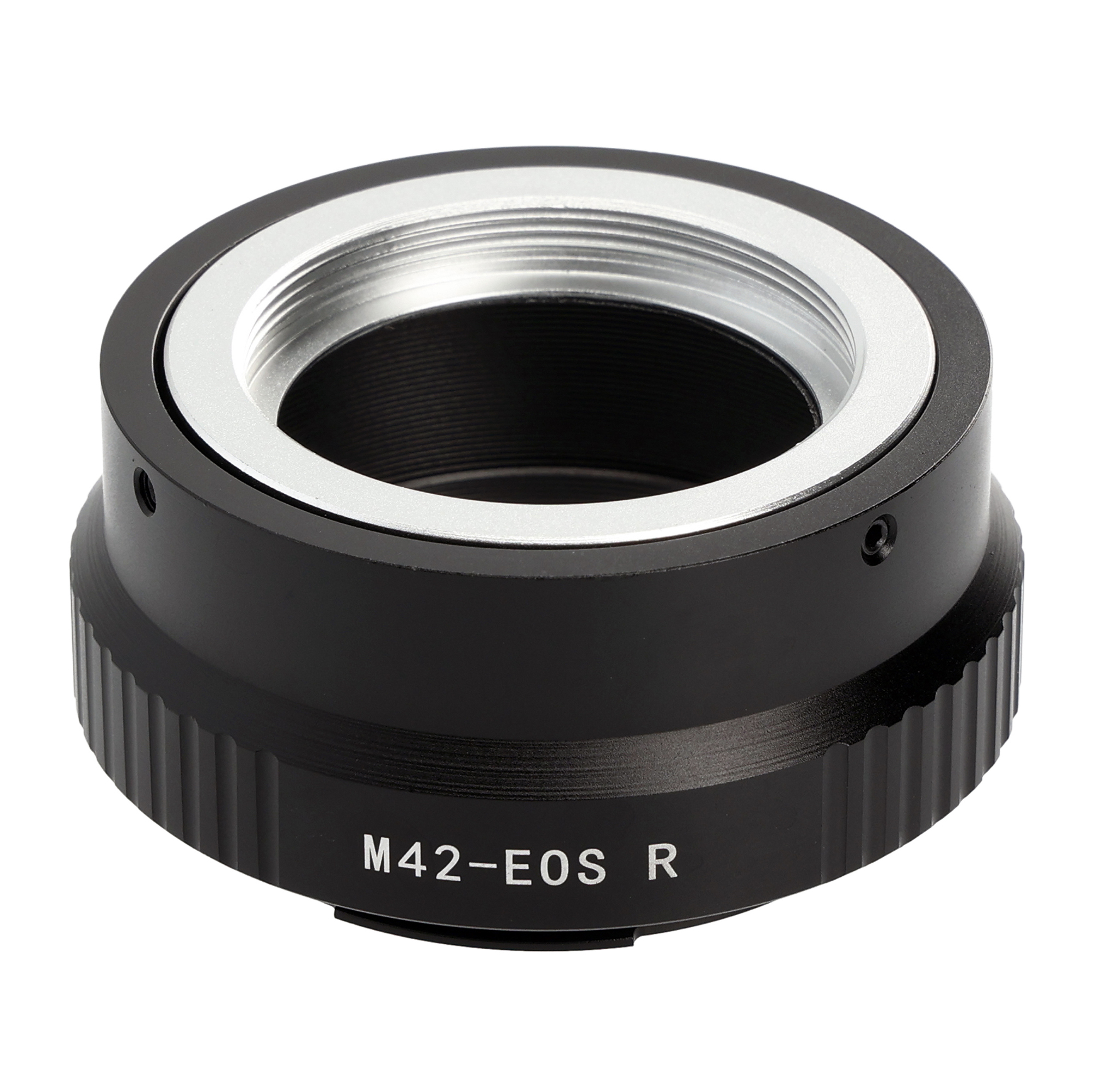 Ein schwarzer M42-EOS R Kameraobjektivadapter. Der Text M42-EOS R ist auf dem Adapter.