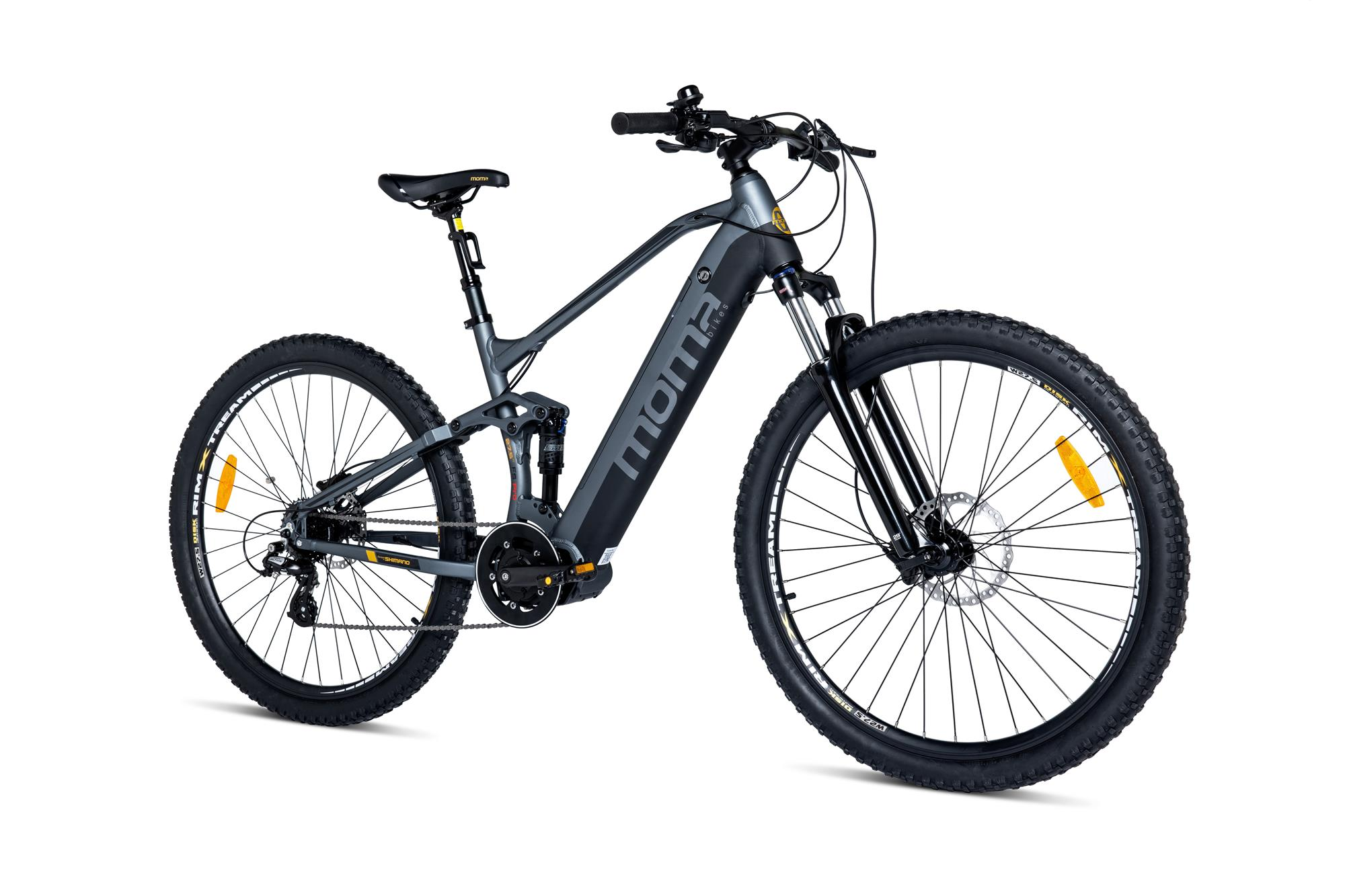 Graues und schwarzes E-Mountainbike mit 'moma'-Logo und gelben Details.