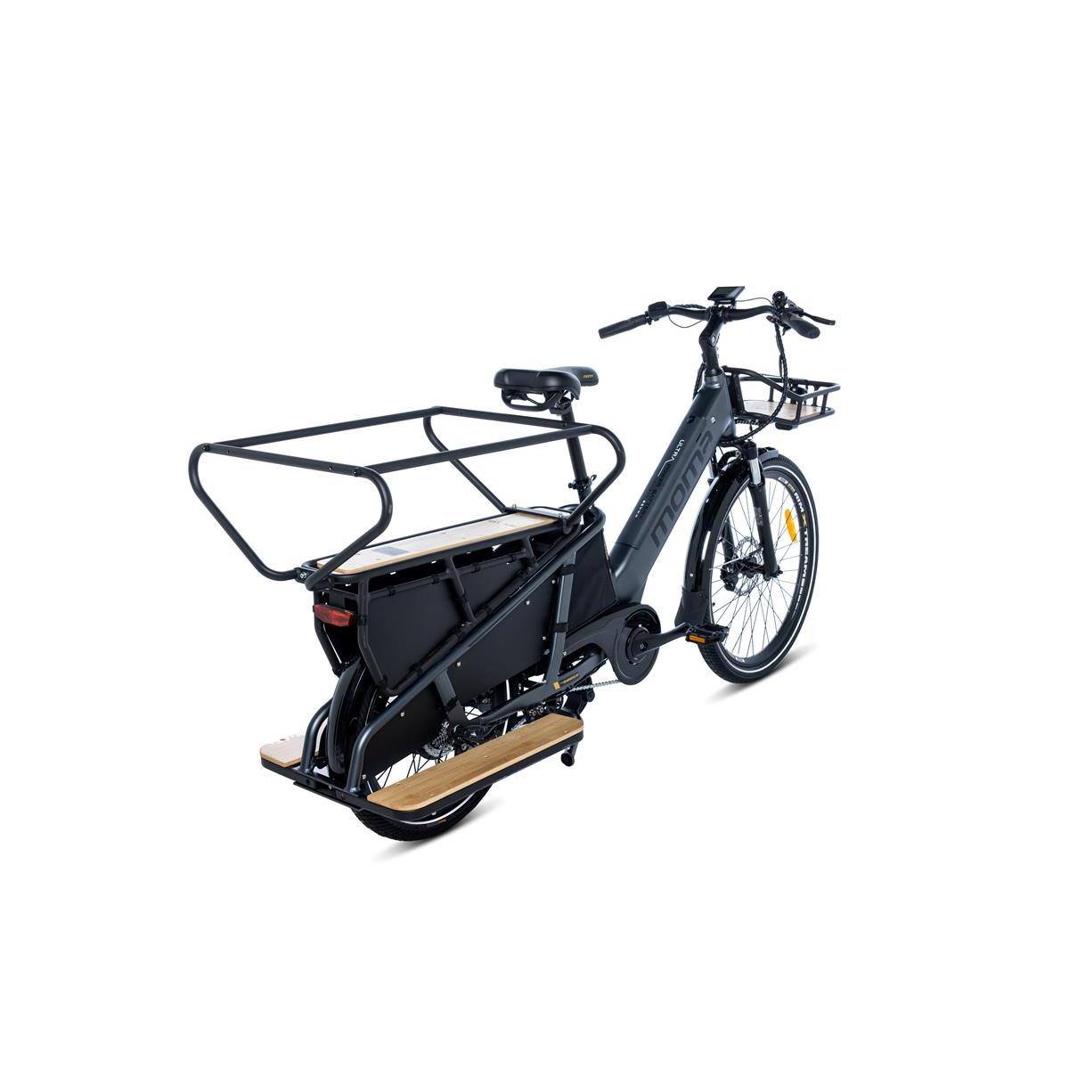 Schwarzes Cargo-E-Bike mit Holzplattform. Gepäckträger, Korb und Lichter. Weißer Hintergrund.