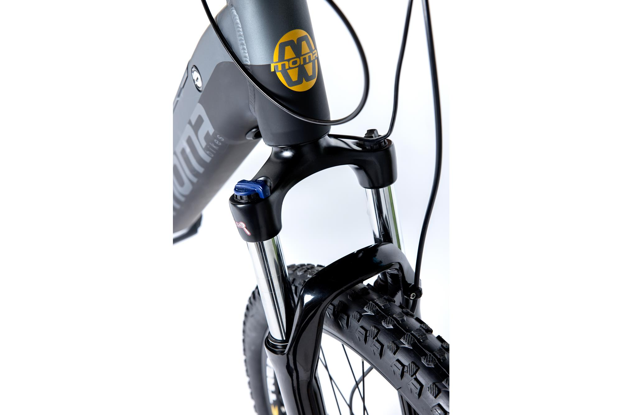 Mountainbike-Rahmen mit Vorderradaufhängung, Gabel und Reifen, weißer Hintergrund.