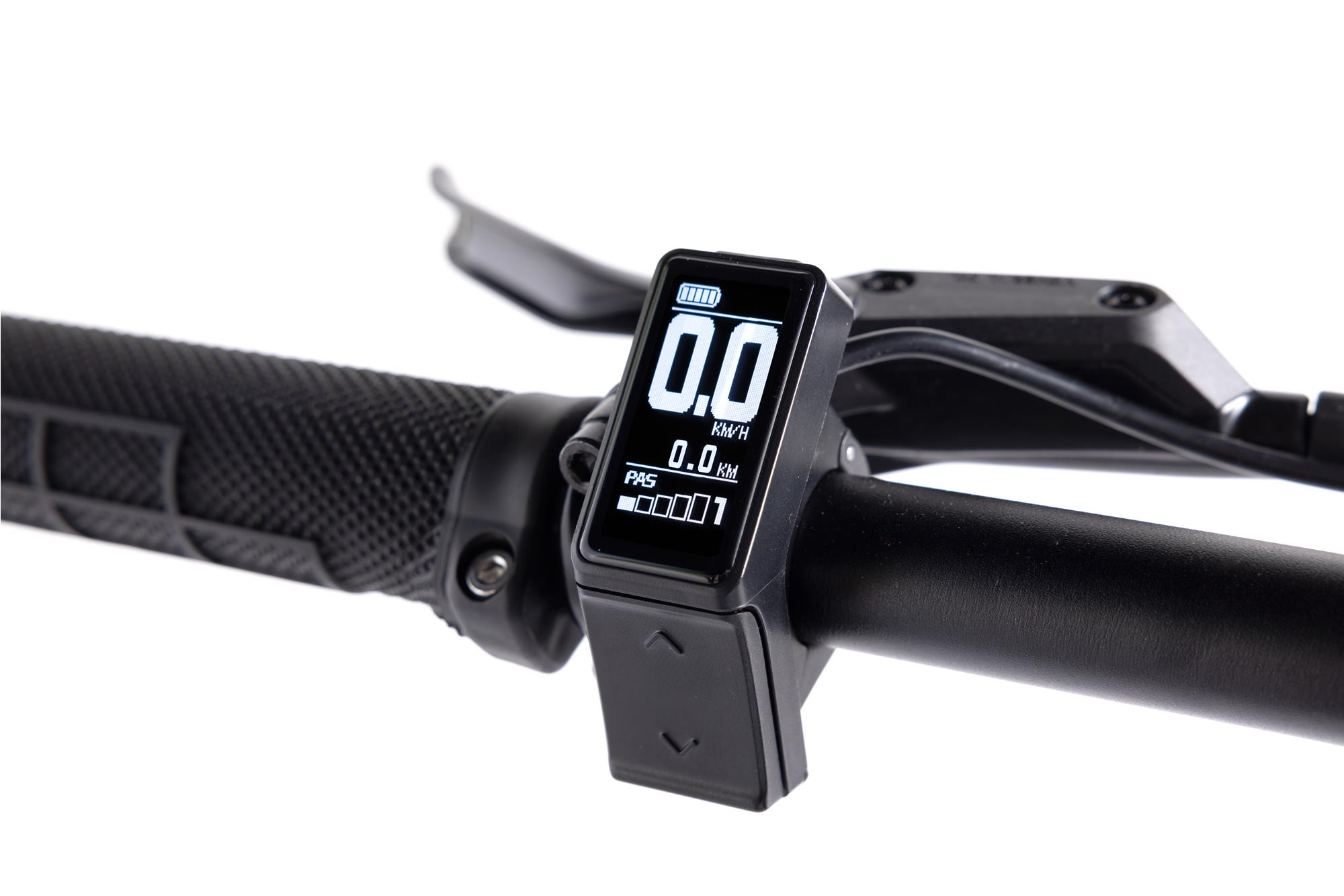 Nahaufnahme des E-Bike-Lenkers. Digitalanzeige zeigt Geschwindigkeit, Akku und mehr.