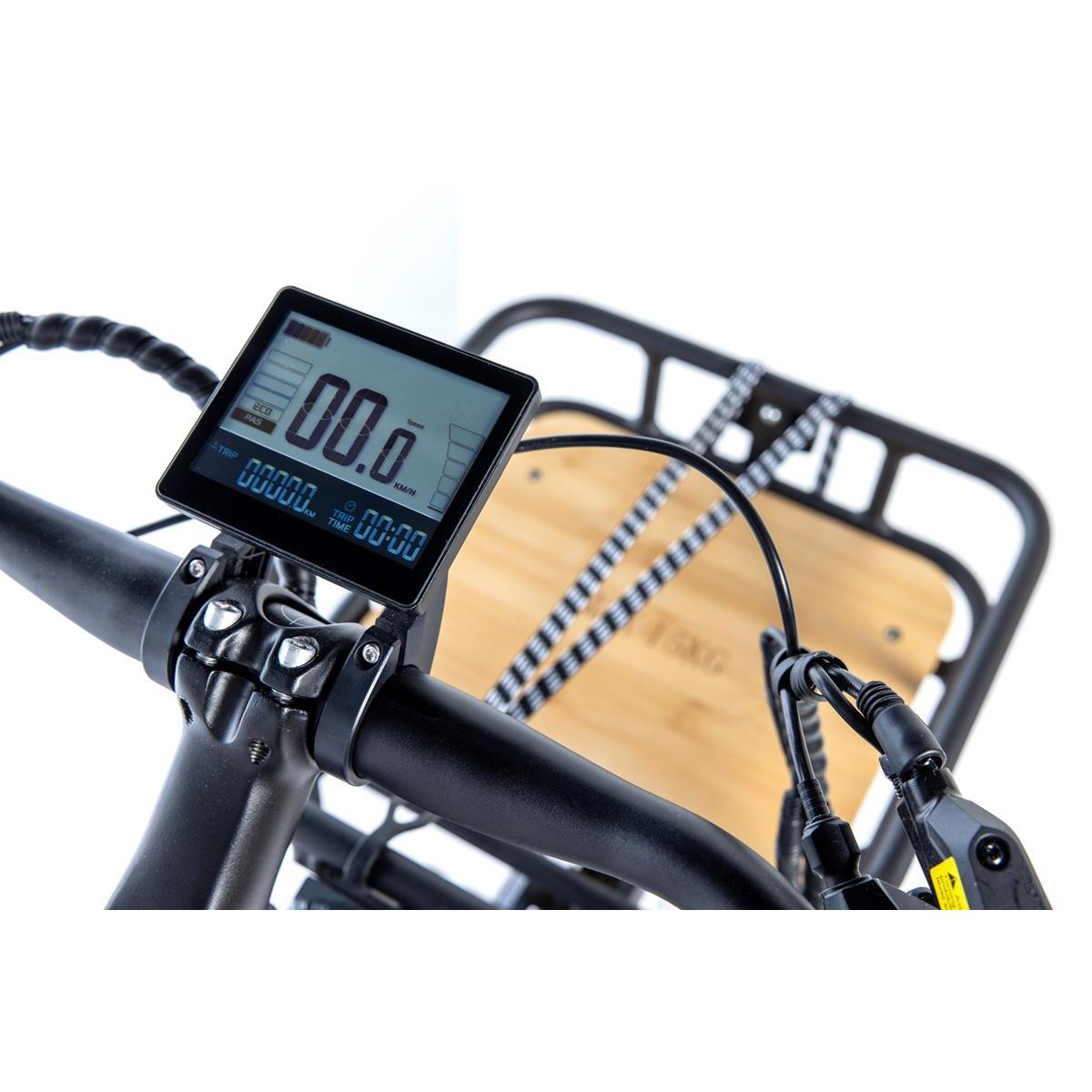 Ein Fahrradlenker mit einem Bildschirm, der Geschwindigkeit und andere Details anzeigt.