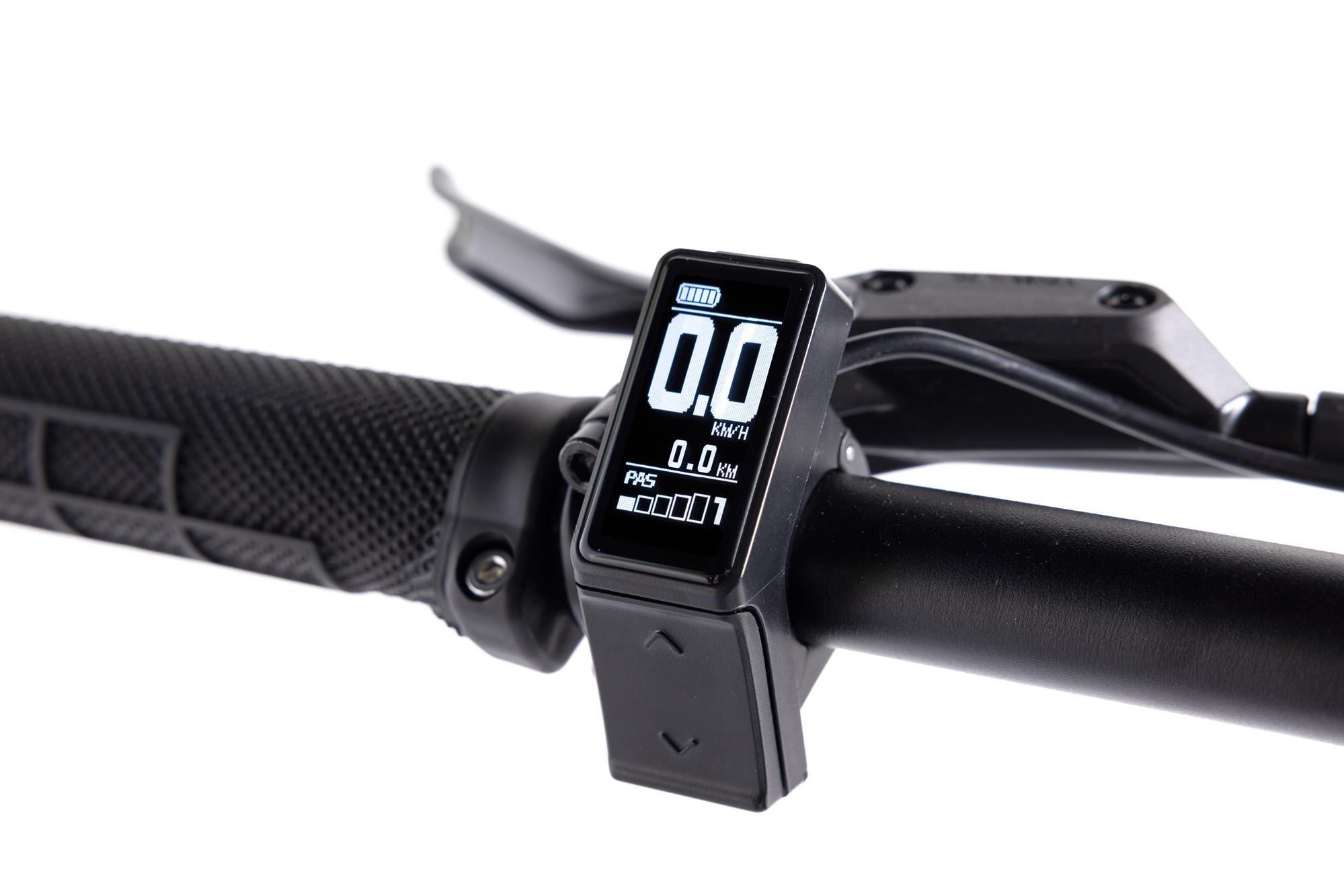 Ein schwarzer Fahrradlenker mit einem Display, das Geschwindigkeit, Akku und andere Daten anzeigt.