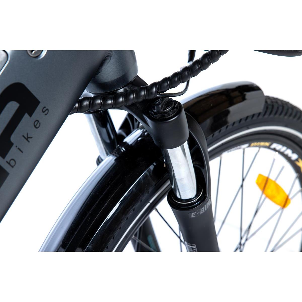 Nahaufnahme von Vorderrad und Federung eines E-Bikes, schwarz und grau.