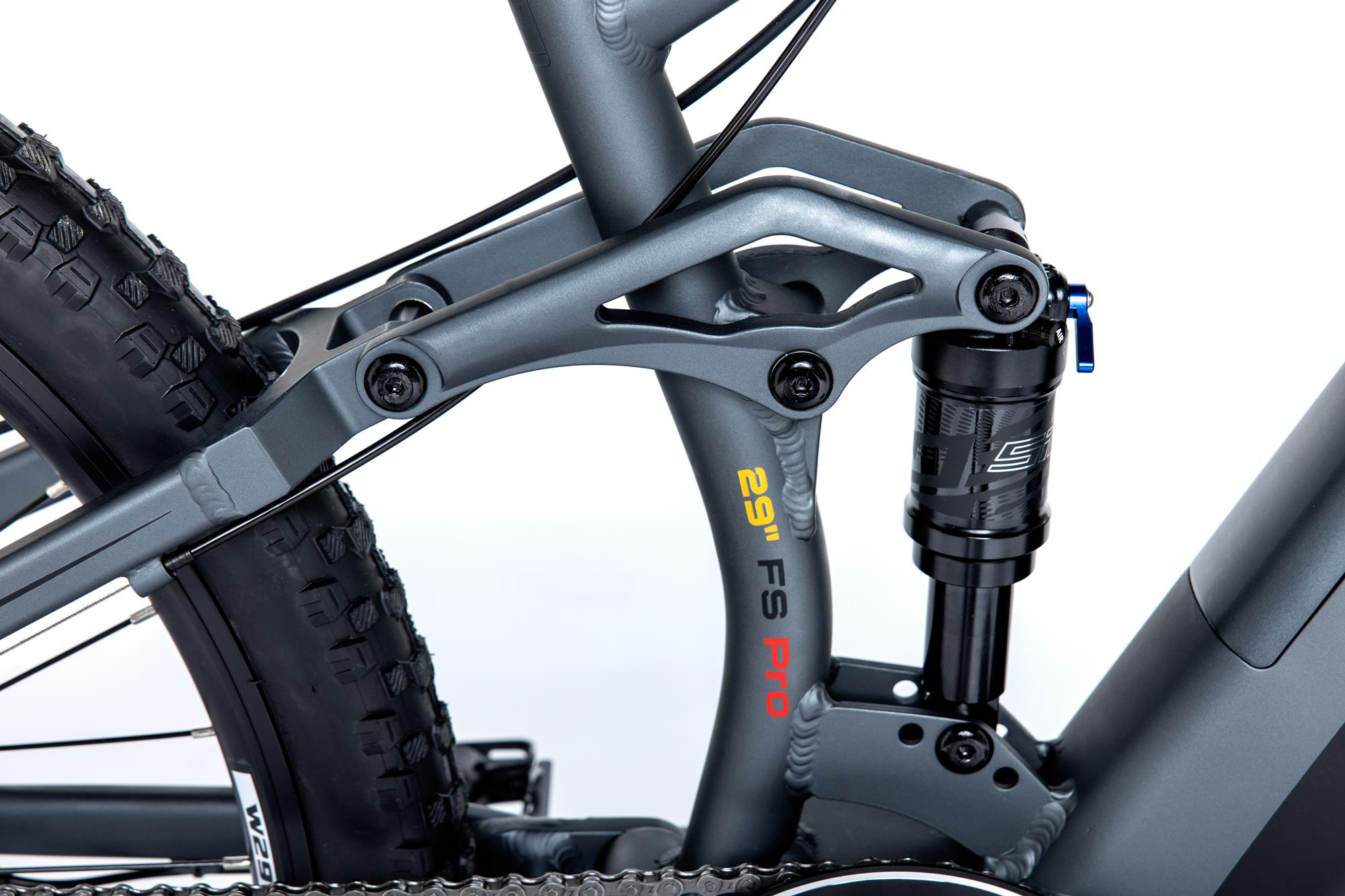 Grauer Fahrradrahmen mit Federungsdetails, 29'' FS Pro Label.