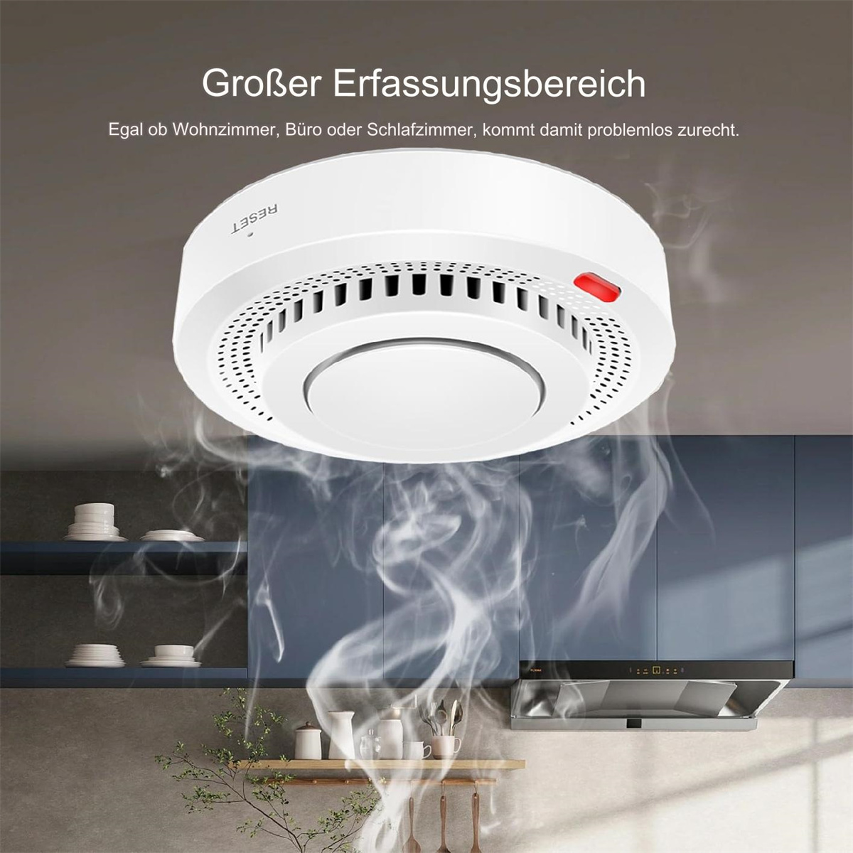 Ein weißer Rauchmelder an einer Decke, mit Rauch, der von unten aufsteigt.