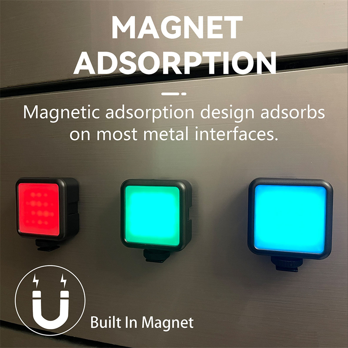 Drei magnetische quadratische Lichter mit roten, grünen und blauen Lichtern, die an einer Metalloberfläche befestigt sind.