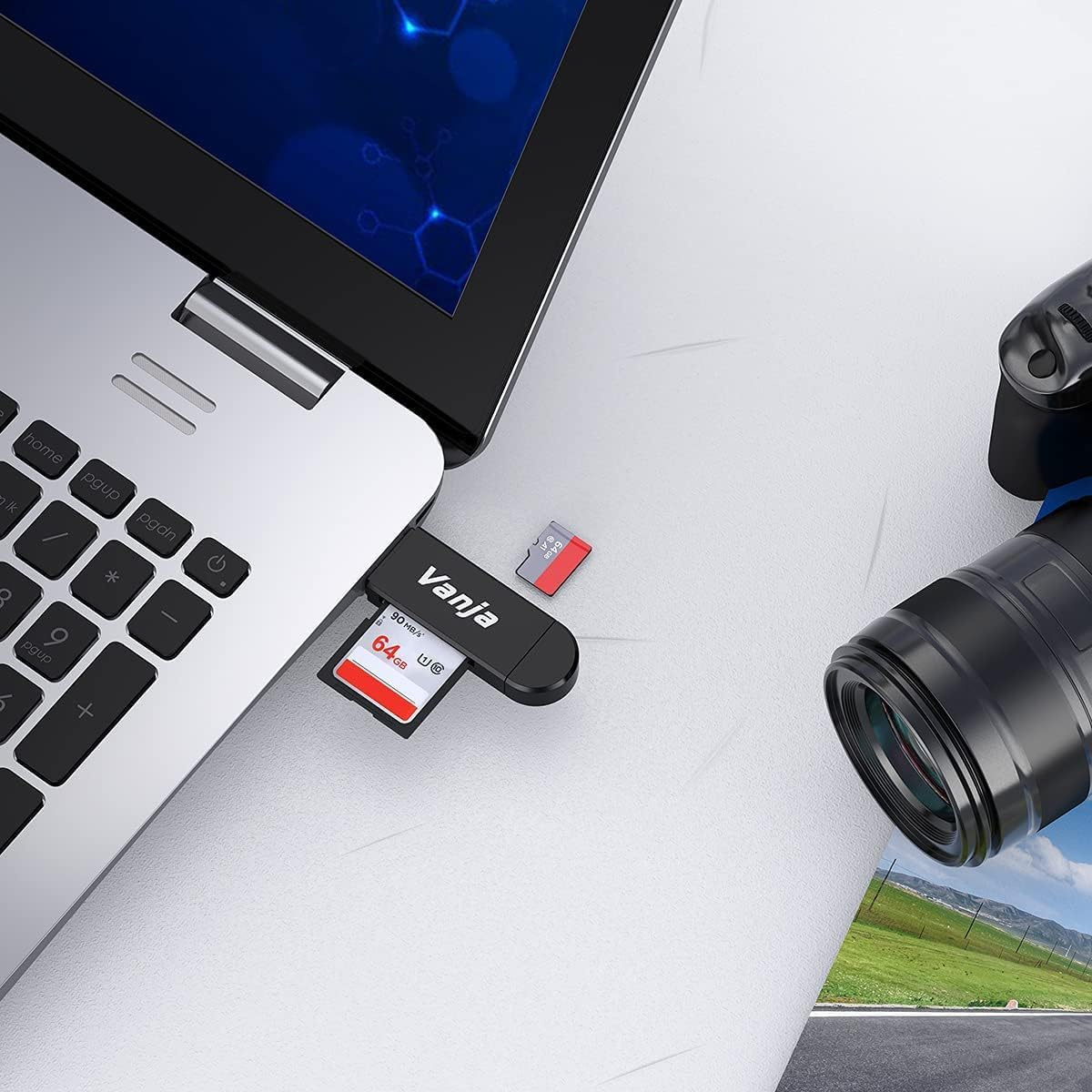 Laptop mit USB-Stick, SD-Karte und Kamera. Schreibtischumgebung.