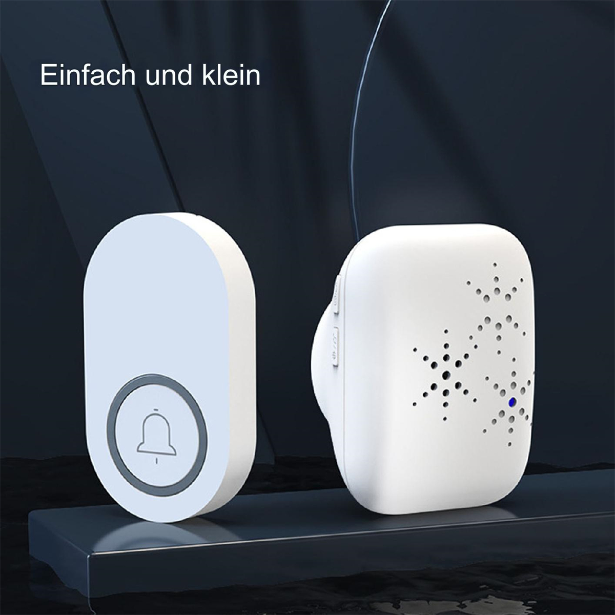 Weiße Türklingel, zweiteilig, mit Text, auf dunkler Oberfläche, dunkler Hintergrund.