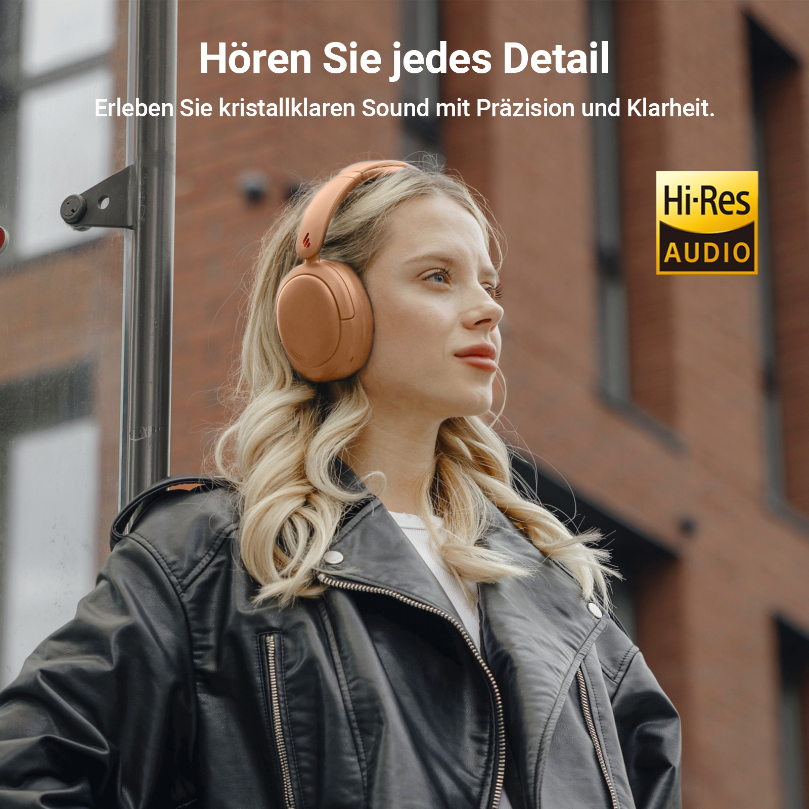 Frau mit braunen Kopfhörern. Text sagt: Hören Sie jedes Detail. Erleben Sie kristallklaren Klang mit Präzision.