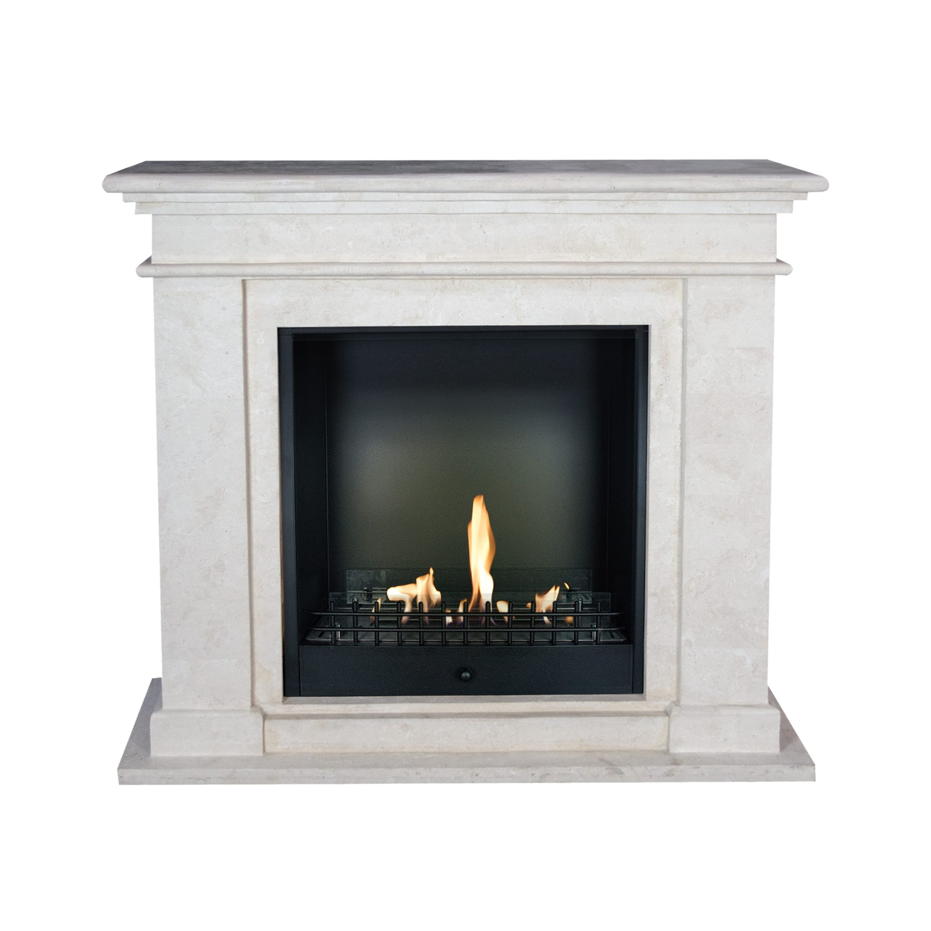 Een beige open haard met een zwart interieur en vlammen. De open haard heeft een steenachtige textuur.