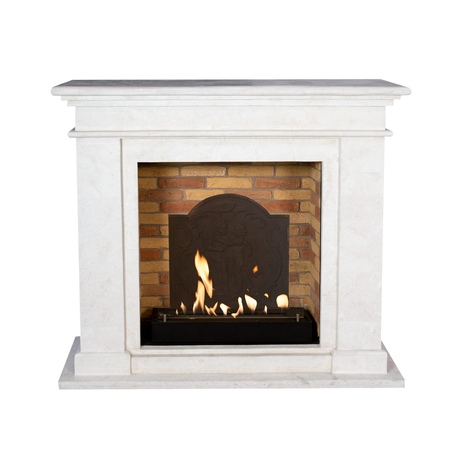Een witte marmeren open haard met bakstenen interieur. Vlammen zijn zichtbaar binnenin. De open haard heeft een decoratieve metalen voorkant.
