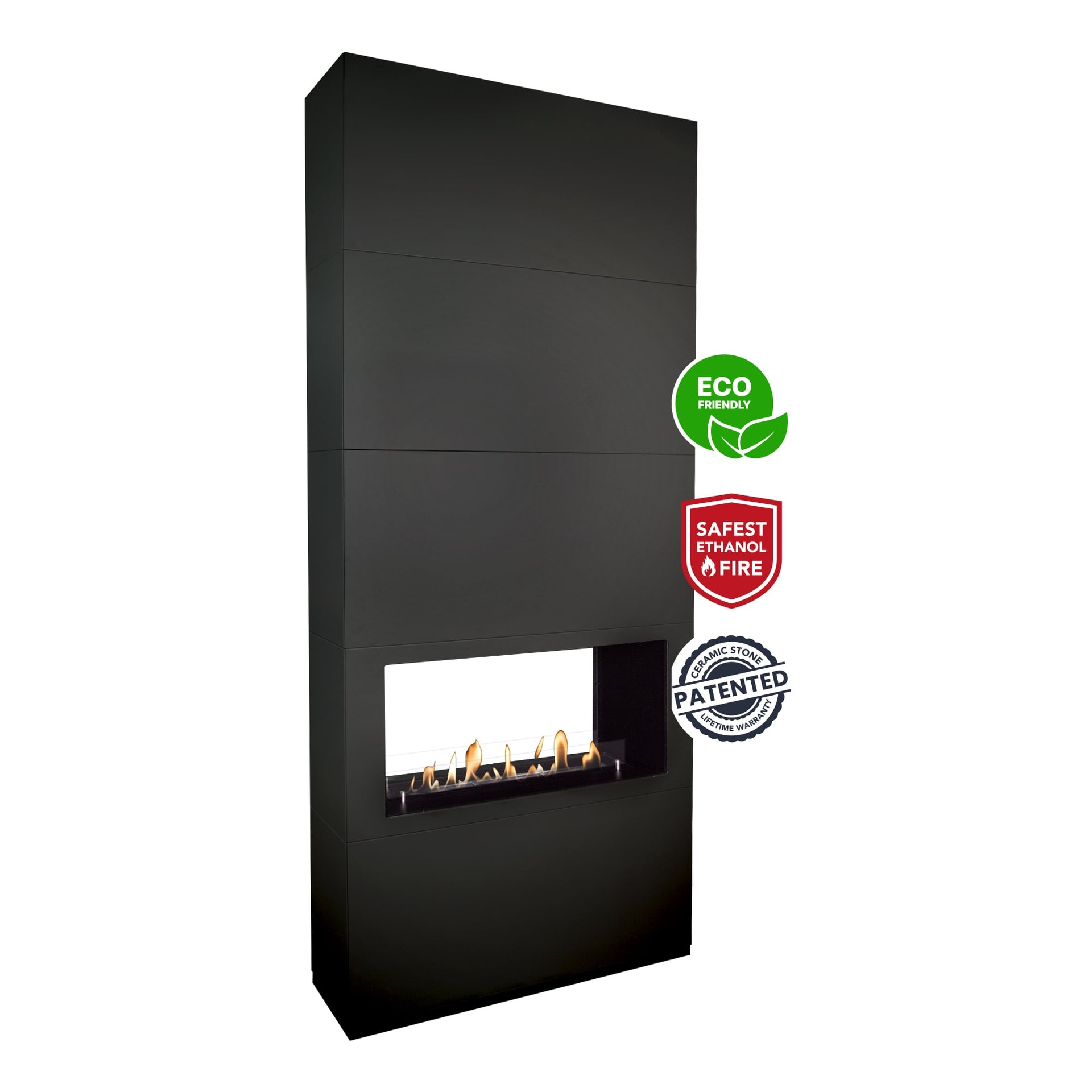 Een zwarte open haard met vlammen. Het heeft stickers 'Eco friendly', 'Safest Ethanol Fire' en 'Patented'.