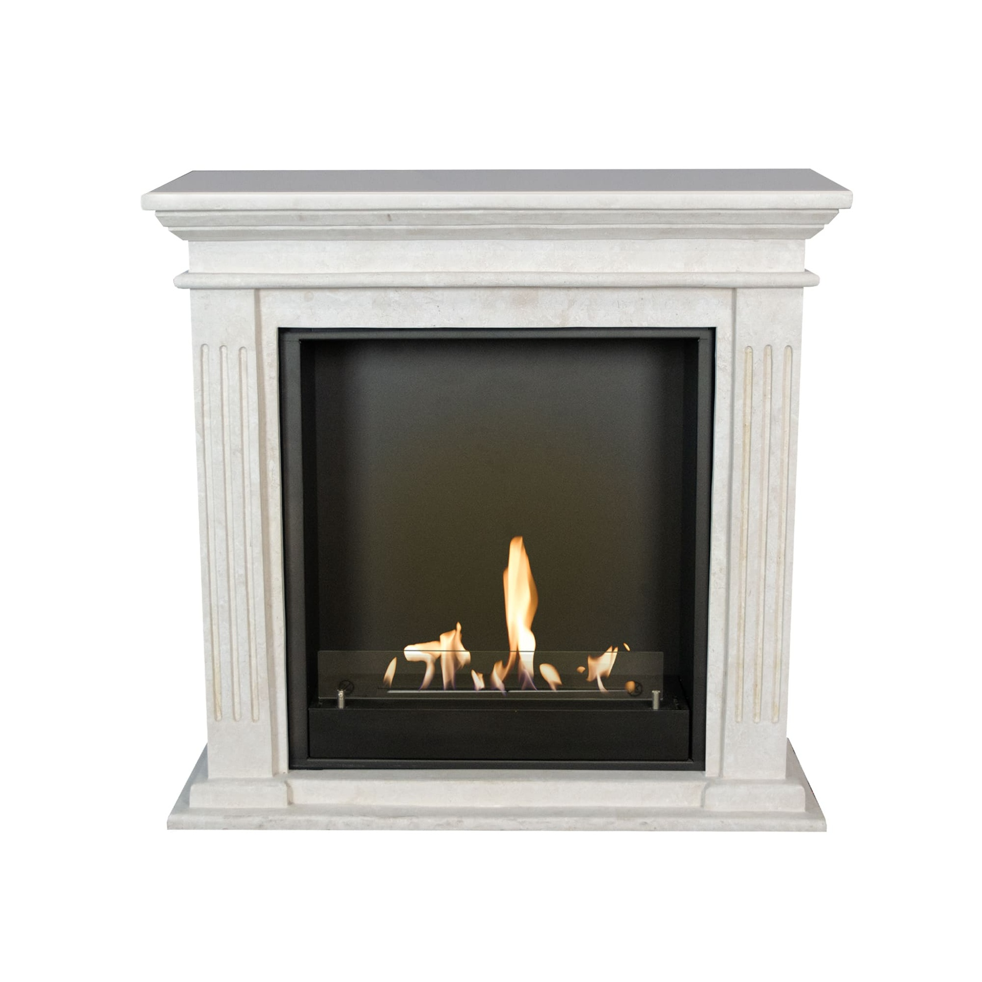 Een witte open haard met vlammen. Zwart interieur, wit frame, vuur in het midden met glas. Geïsoleerd op een witte achtergrond.