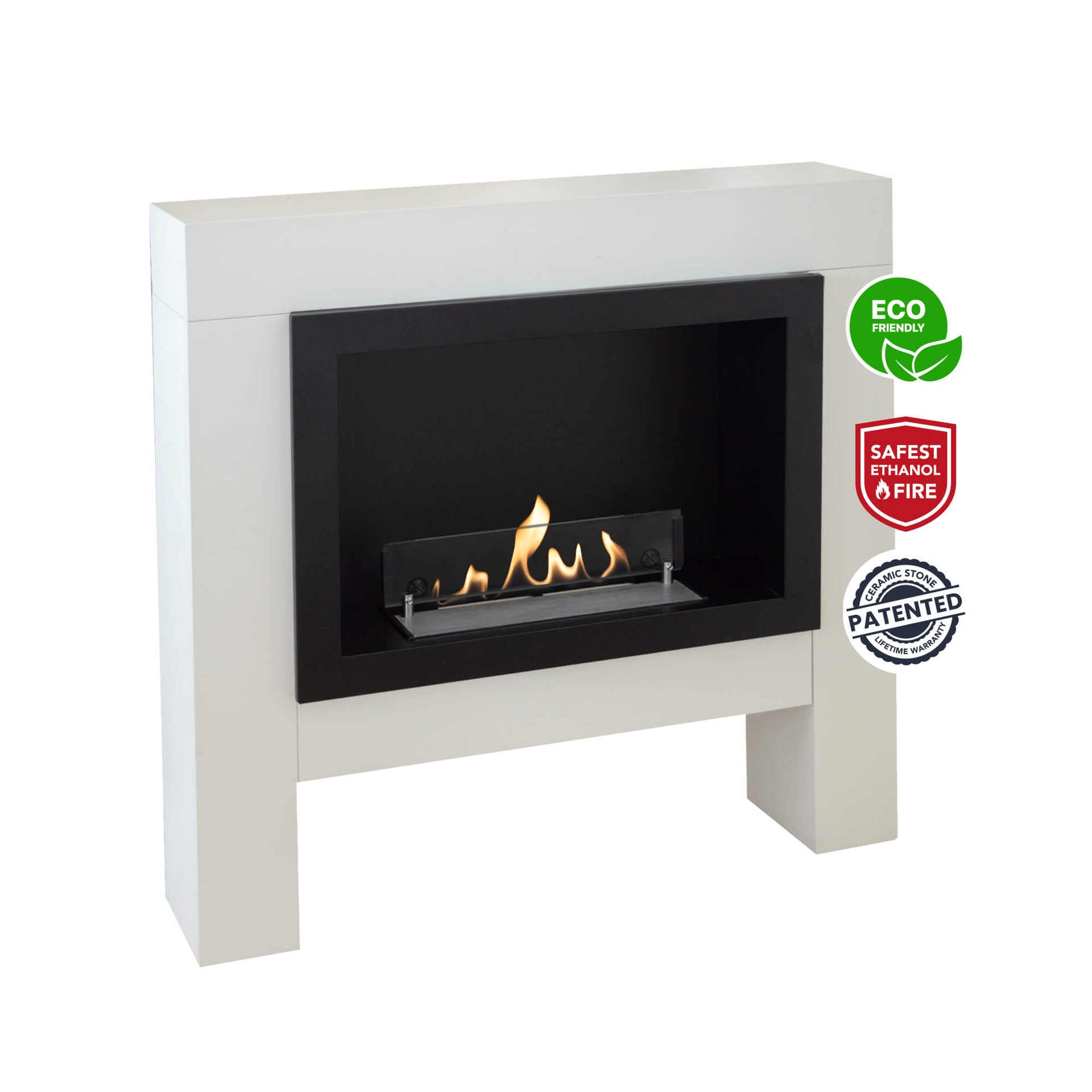 Witte open haard met zwart interieur en vlammen. Eco- en veiligheidslabels rechts zichtbaar.