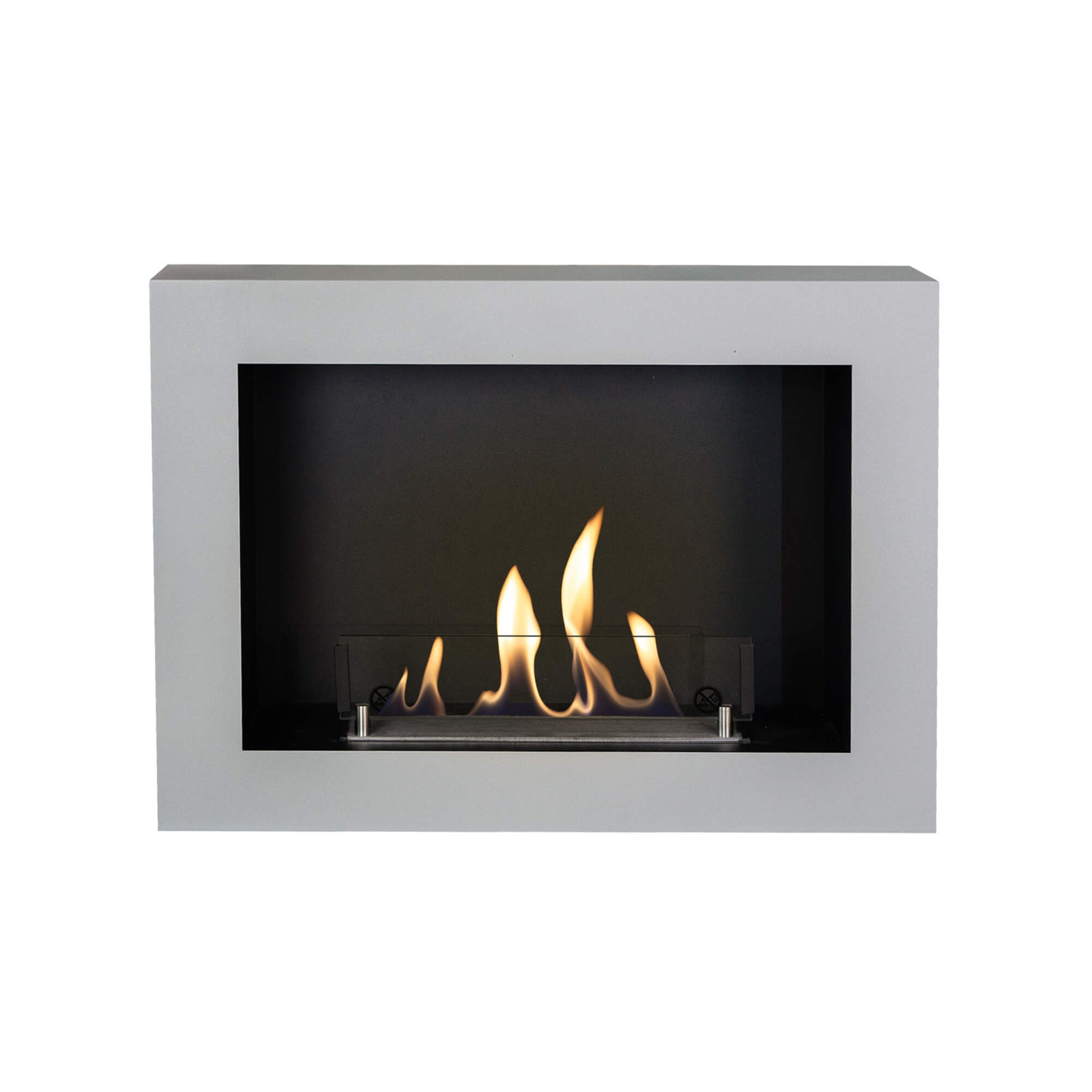 Een open haard met vlammen. Het heeft een zilveren frame en een zwart interieur. De vlammen zijn oranje.