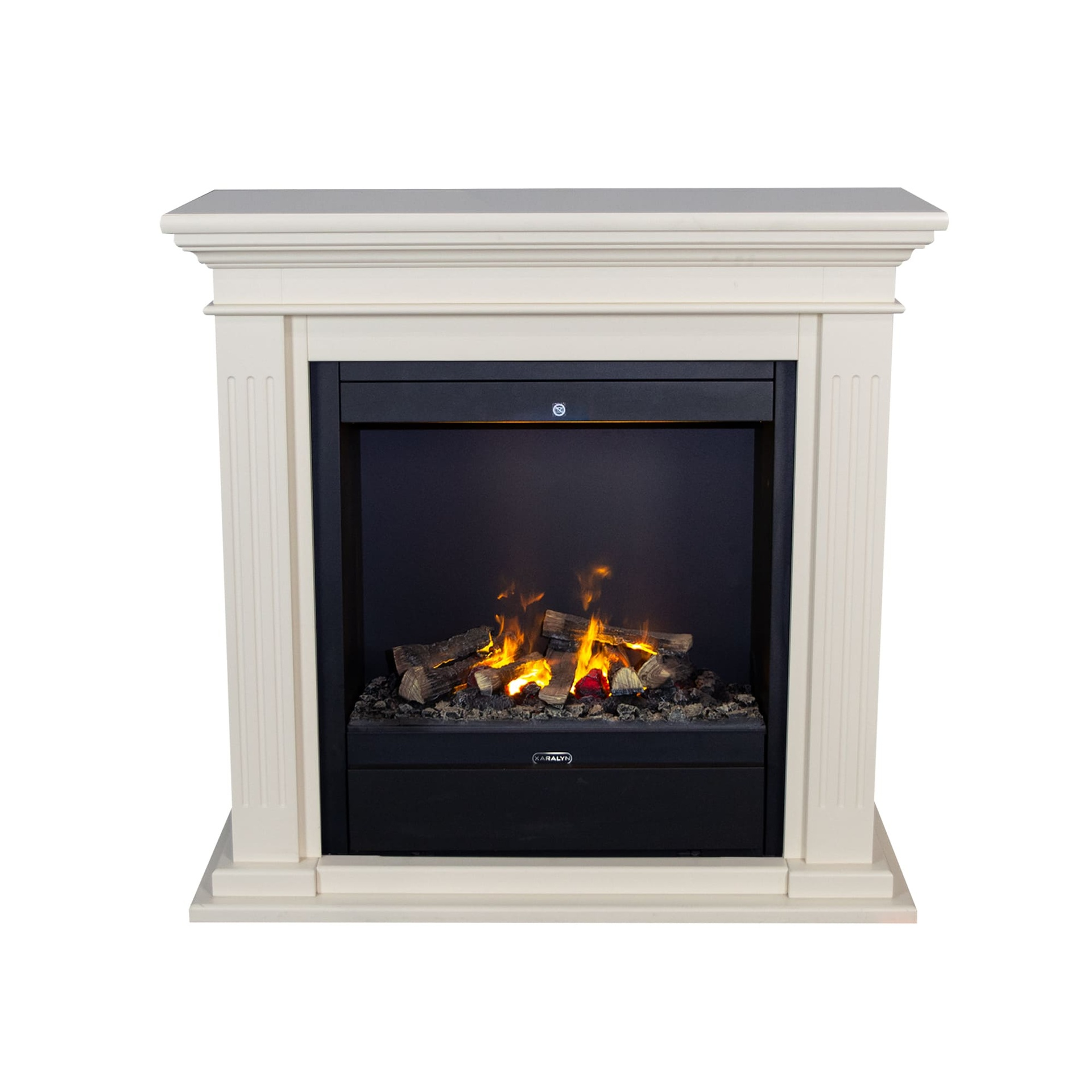 Een witte open haard met een zwart interieur. Houtblokken en vlammen zijn zichtbaar. De open haard staat op een witte achtergrond.
