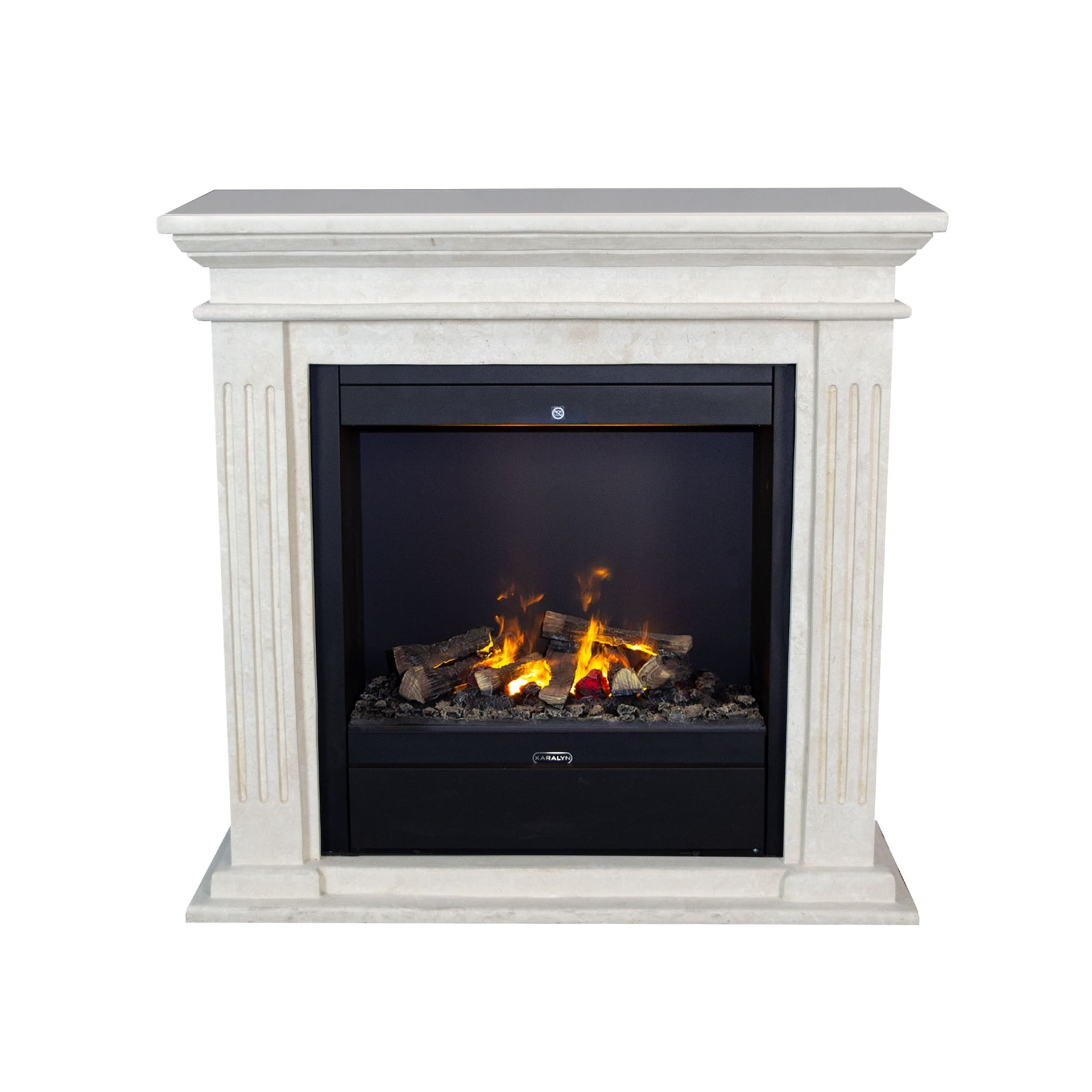 Een open haard met stenen omlijsting. De vuurhaard is zwart met brandende houtblokken en vlammen. De omlijsting is off-white steen.