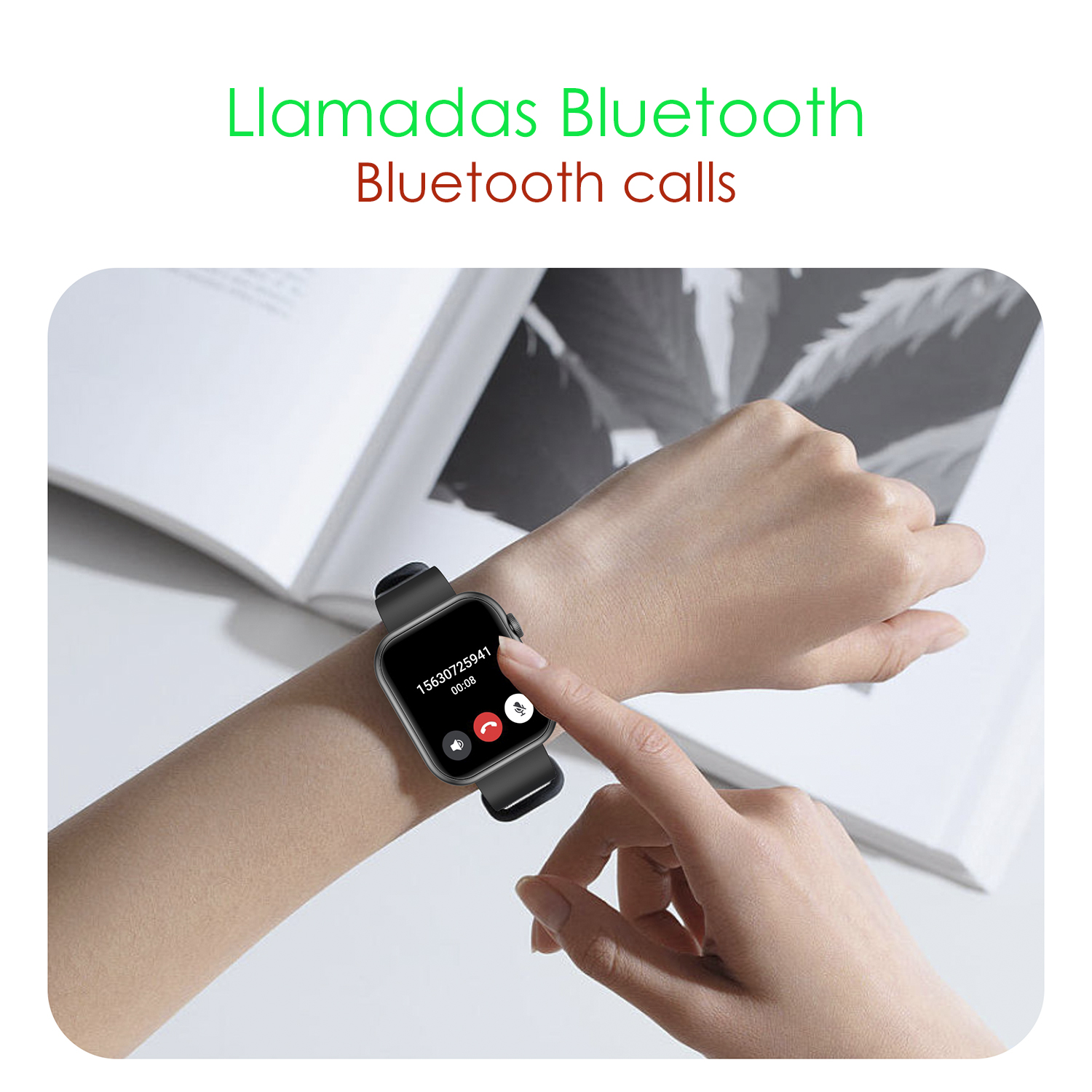 Polso con smartwatch che mostra una schermata di chiamata. Libro aperto sullo sfondo.