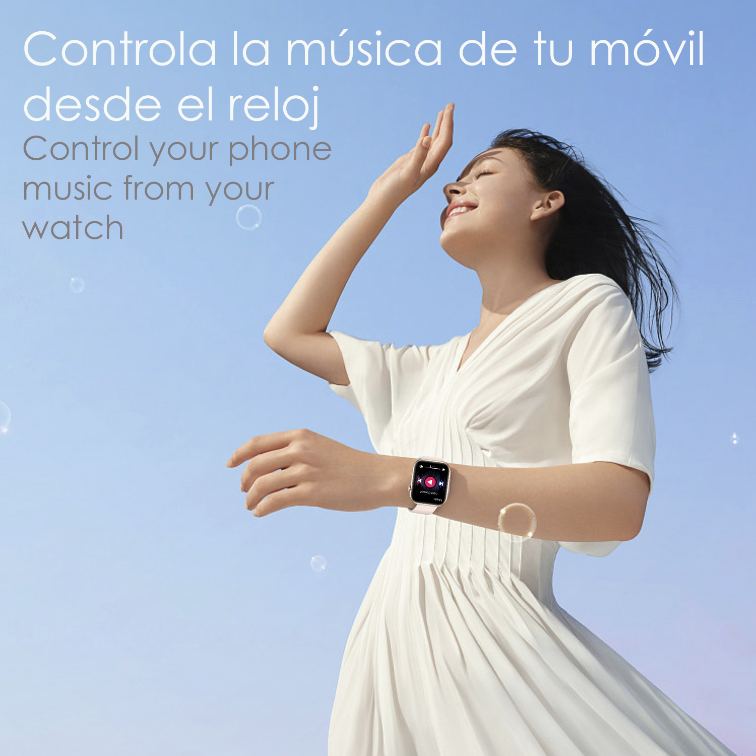 Donna con smartwatch rosa, cielo blu sullo sfondo.