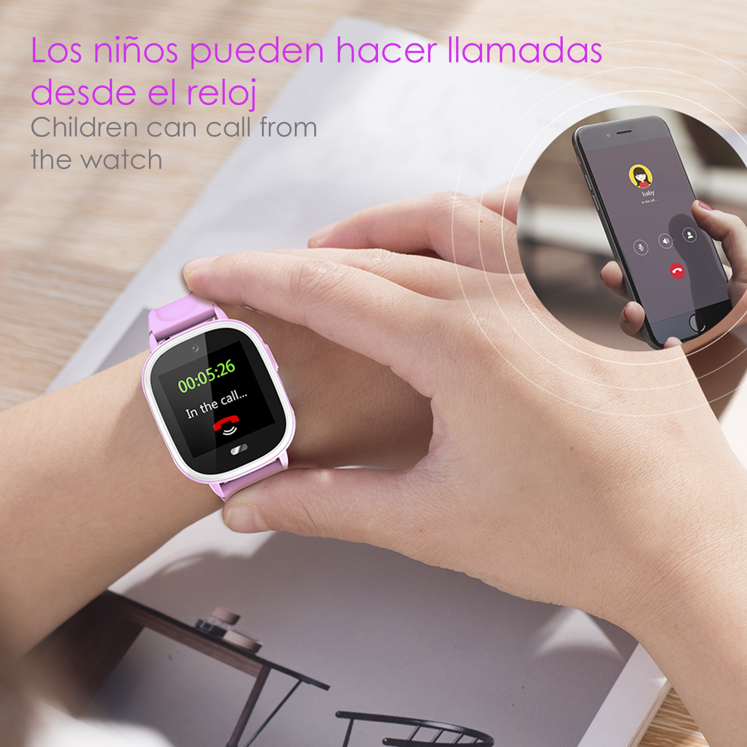 Persona usando un reloj inteligente rosa, haciendo una llamada. Pantalla del teléfono visible. Fondo blanco.