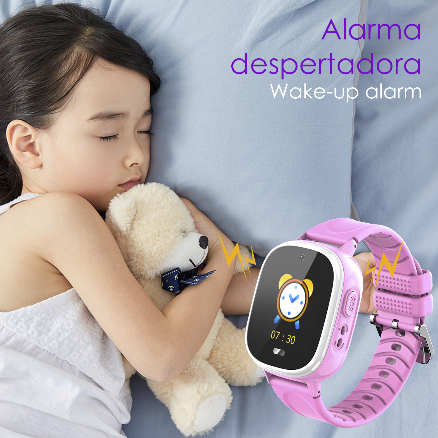 Un niño dormido con un osito de peluche, usando un reloj inteligente rosa con alarma en la pantalla.