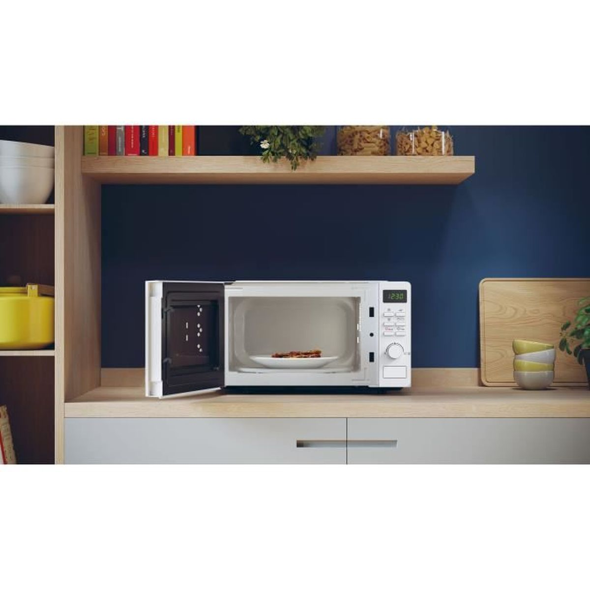 Un horno microondas blanco con la puerta abierta, mostrando un plato de comida dentro, en una estantería.