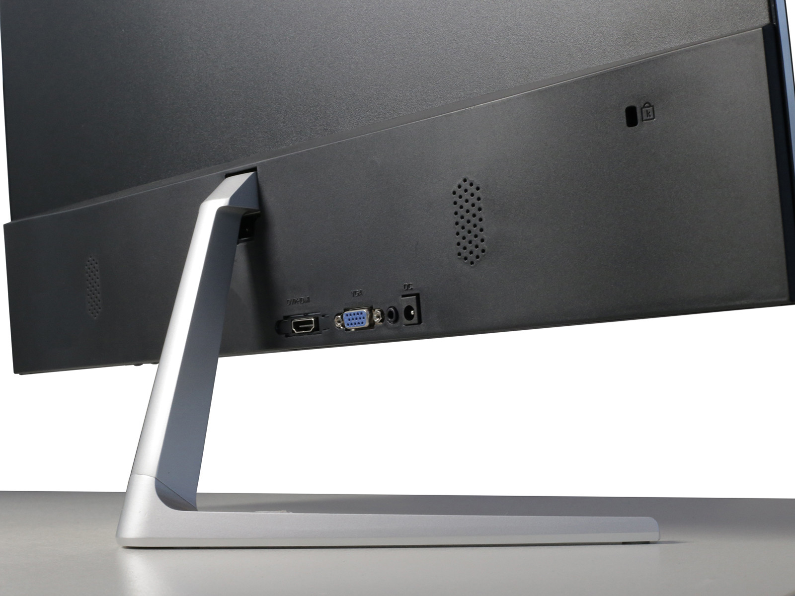 Tył monitora z portami, podstawą i czarno-srebrnym designem.
