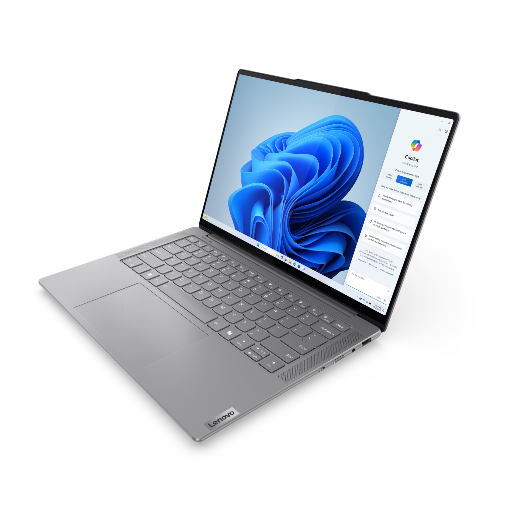 Silberner Lenovo-Laptop auf weißer Oberfläche geöffnet. Zeigt eine Webseite mit blauem Windows-Logo.