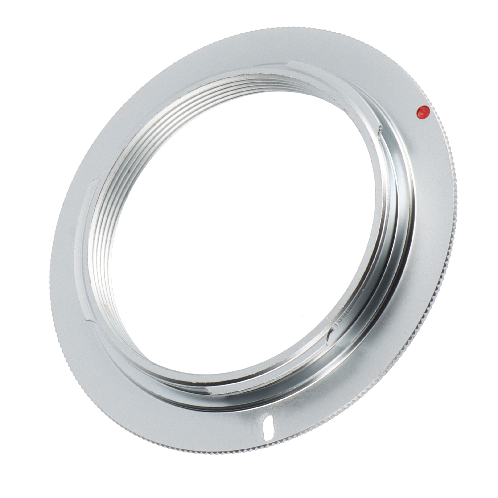 Silberner Objektivadapterring mit rotem Punkt, Nahaufnahme auf weißem Grund.