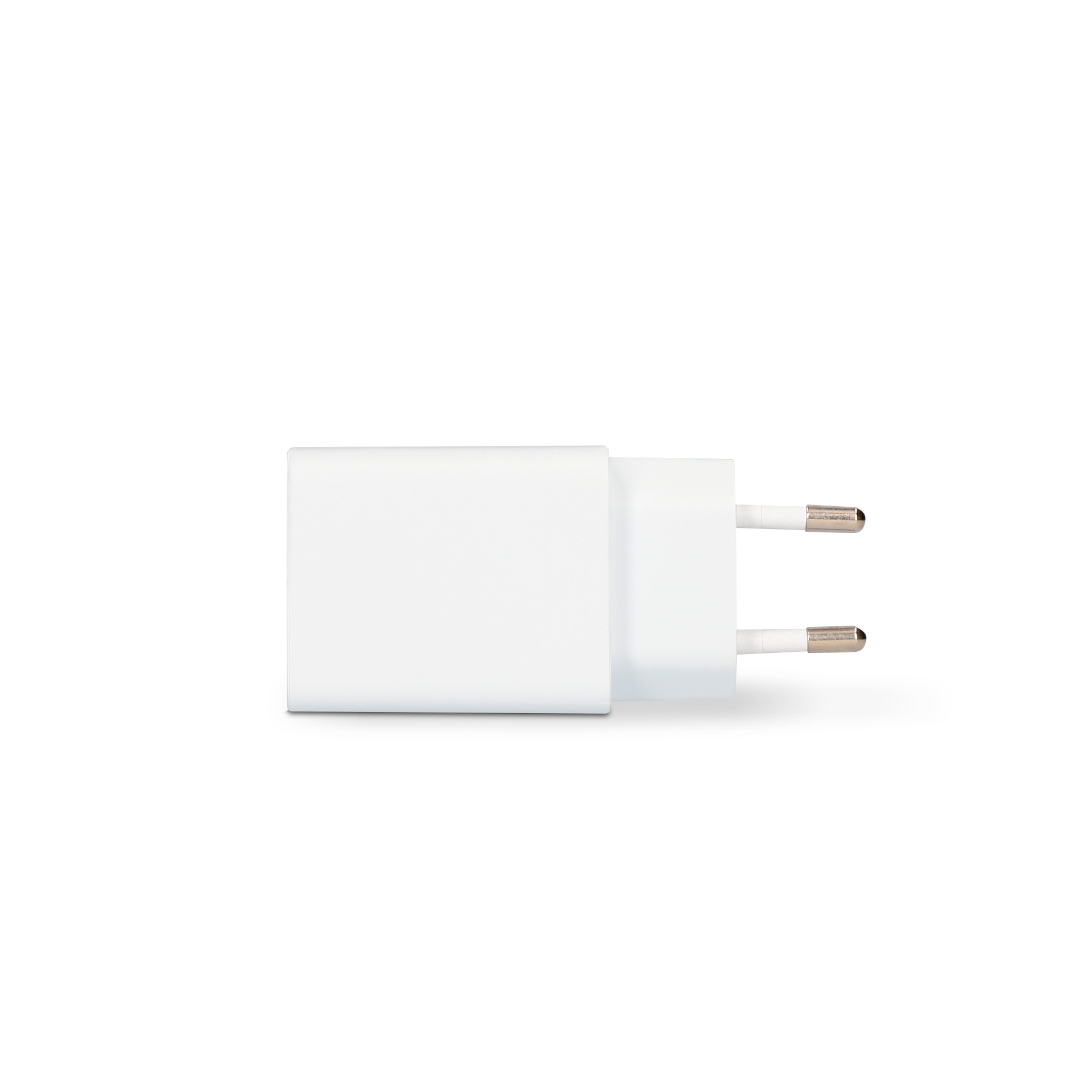 Adaptador de corriente blanco con dos clavijas sobre fondo blanco.
