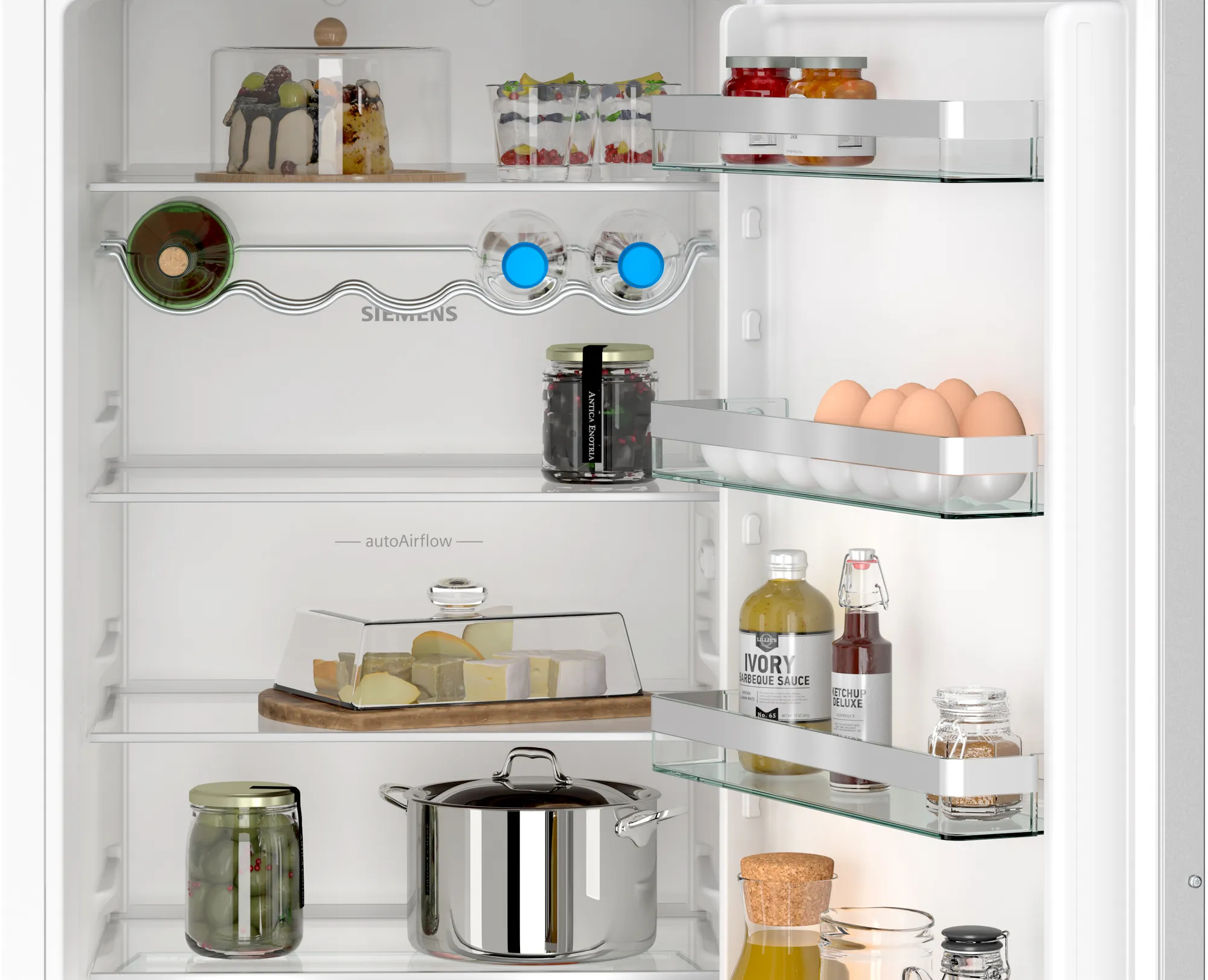 Offener Kühlschrank mit Lebensmitteln auf den Regalen. Glasböden, Gläser und Flaschen sichtbar.